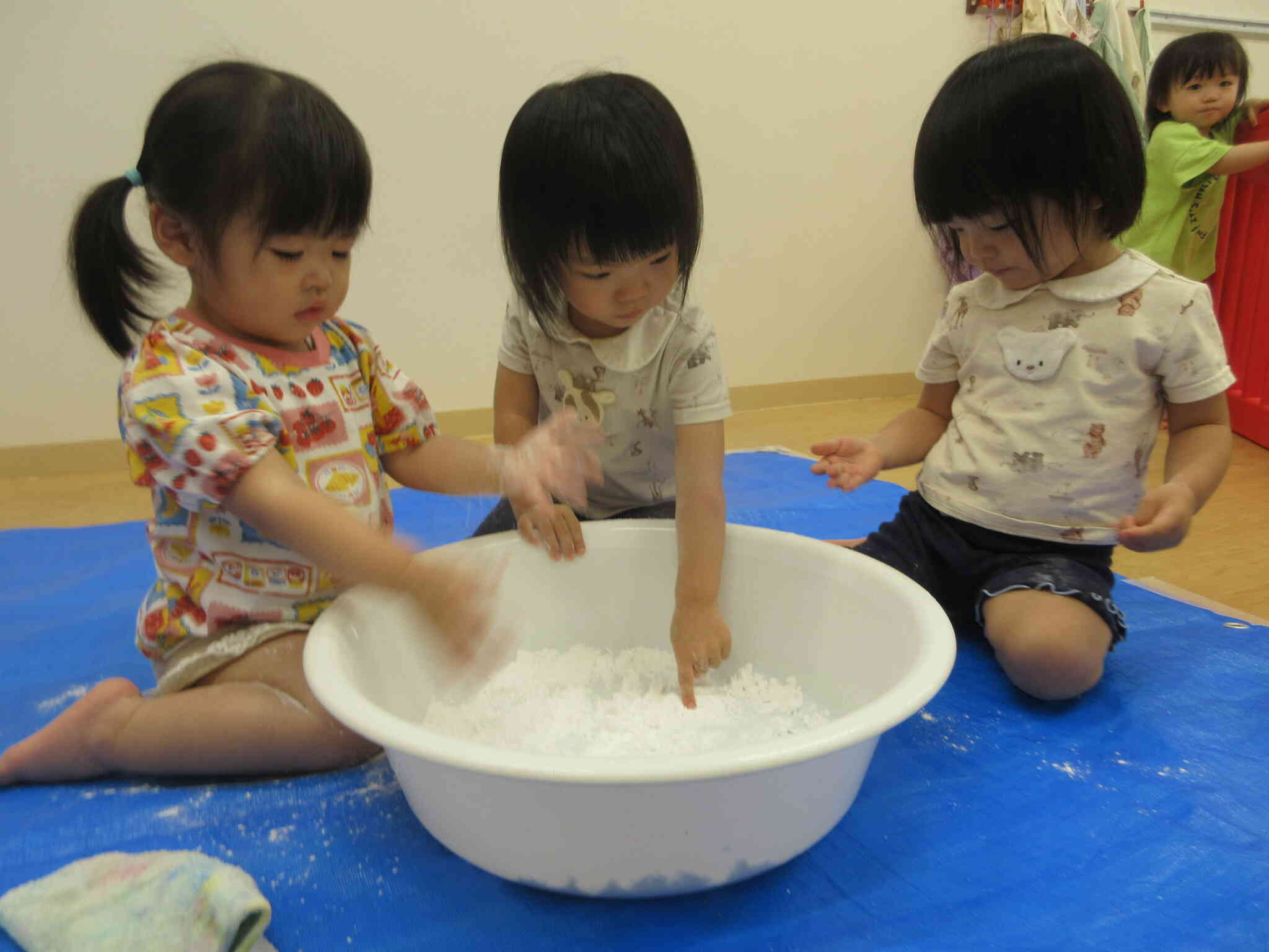 片栗粉遊びをしたよ！（１，２歳児　あひる、うさぎ組）