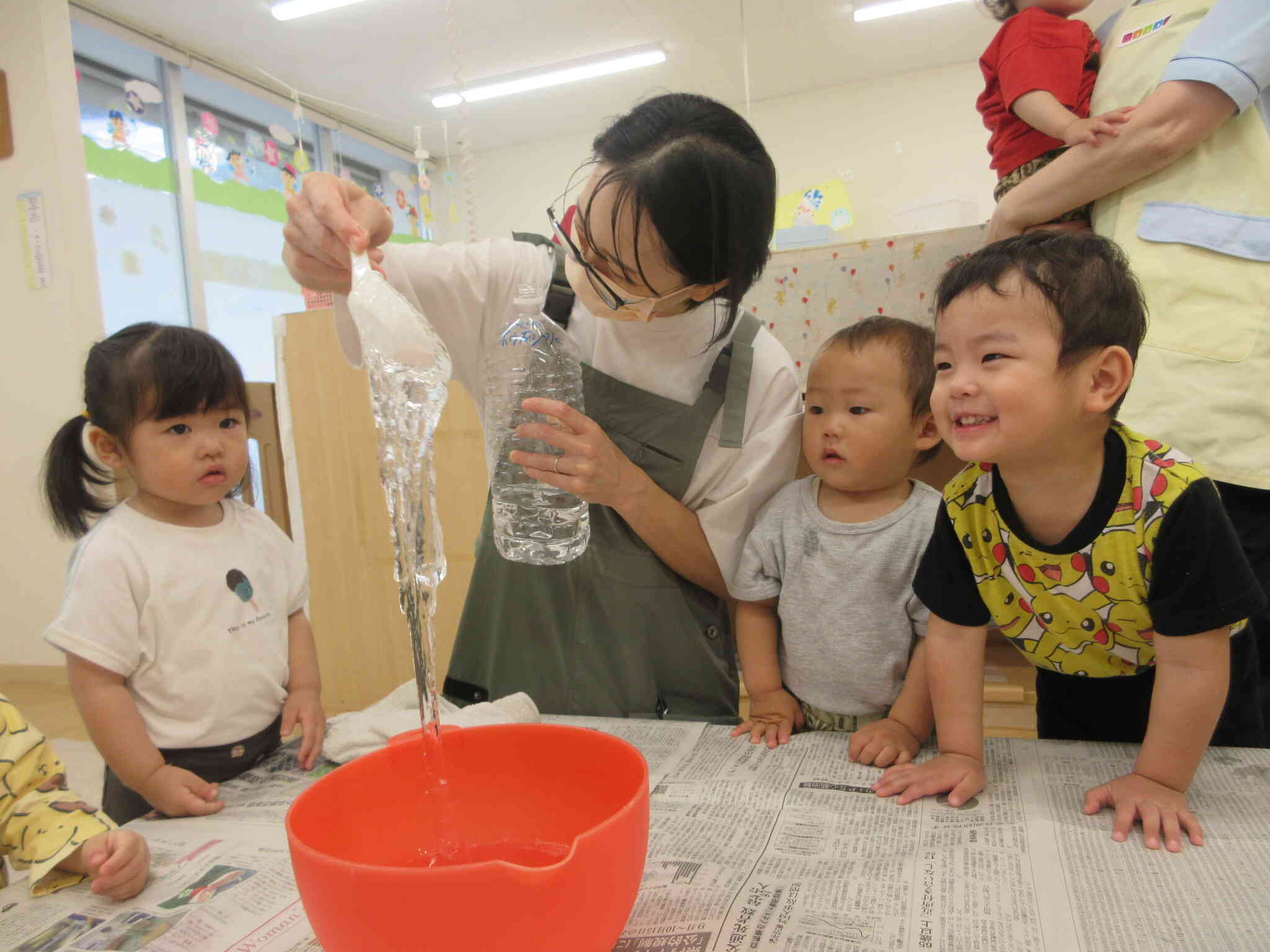 芸術士活動　スライムで遊ぼう♪（1歳児　あひる組　2歳児　うさぎ組）