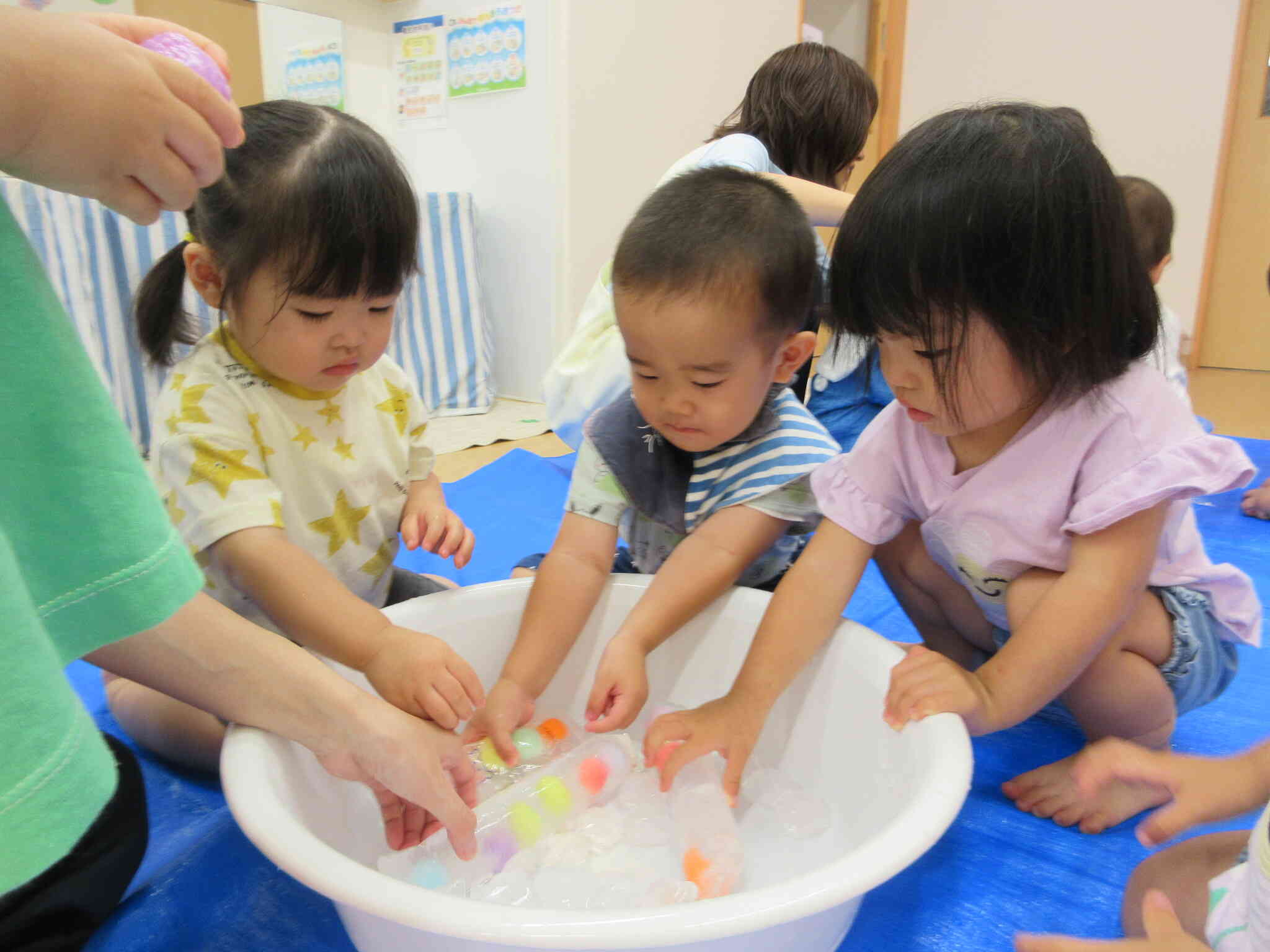 氷遊びをしたよ☆(1歳児あひる組、2歳児うさぎ組)