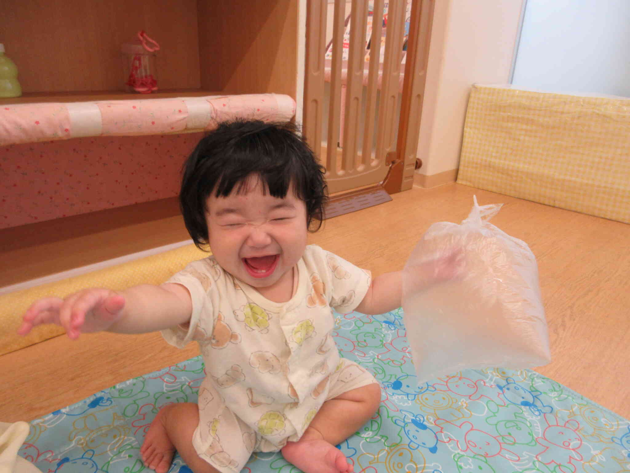 ビニール袋風船で遊んだよ！（0歳児　ひよこ組）