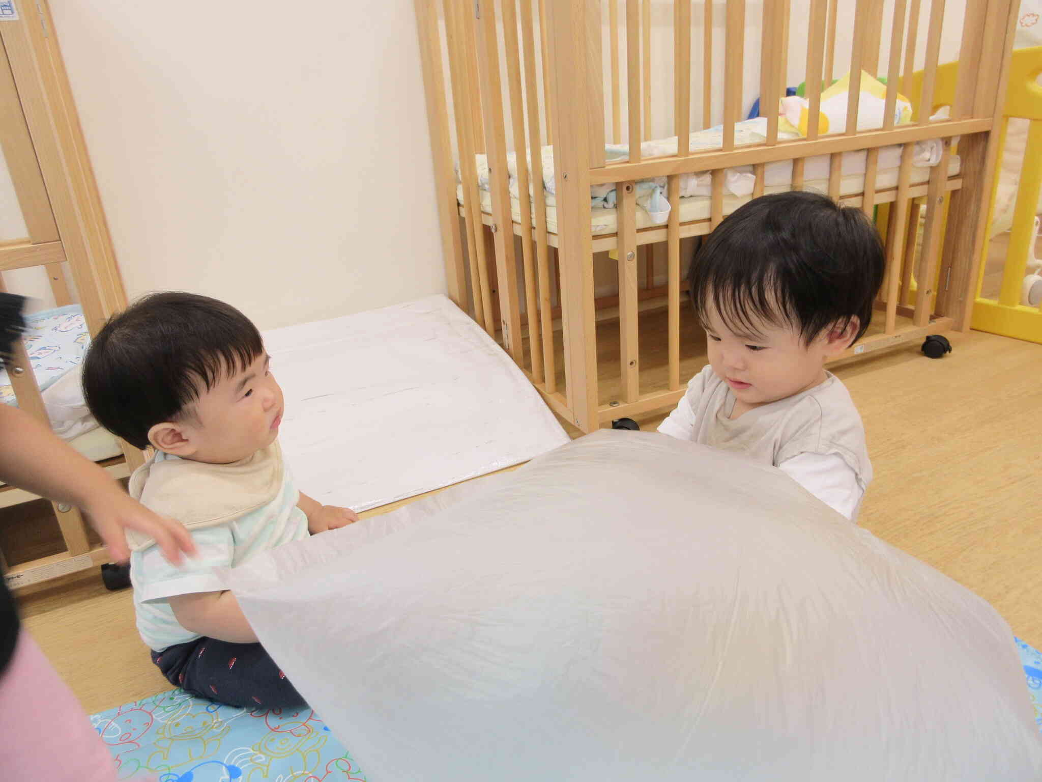 大きなビニール袋でも遊んだよ！