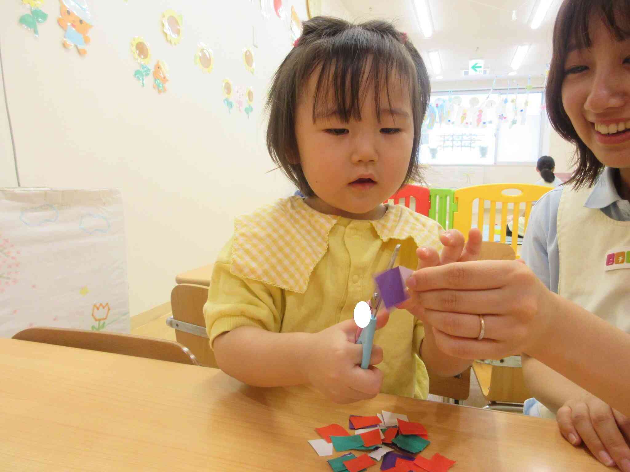 ハサミで製作遊びをしたよ！（２歳児　うさぎ組）