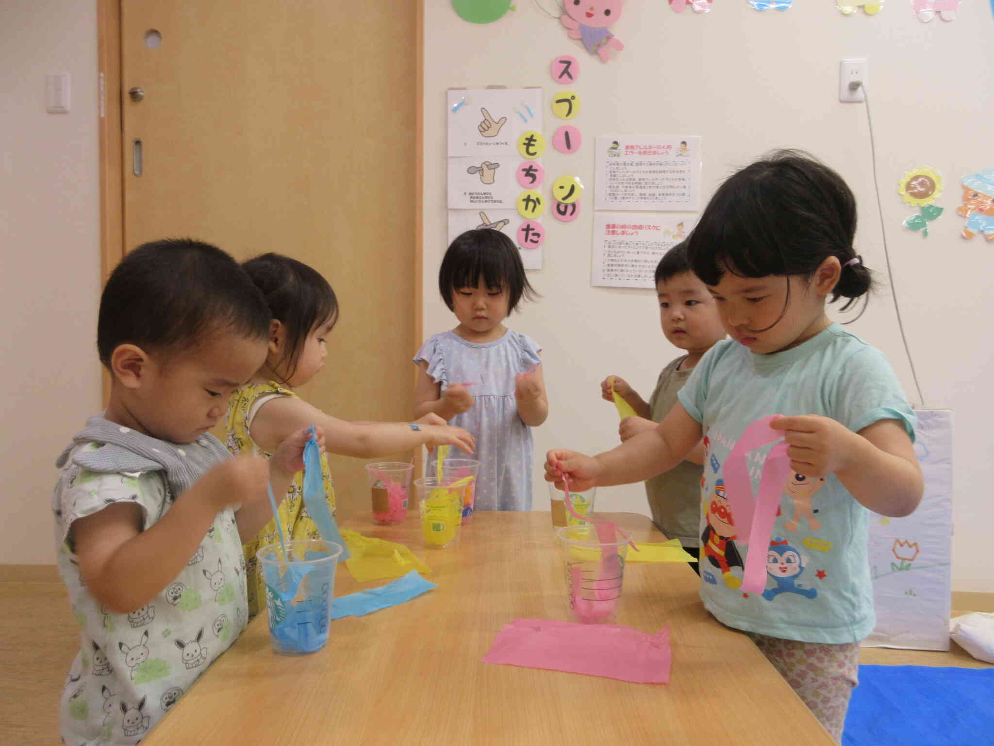 色水遊びをしたよ♪（１歳児あひる組、２歳児うさぎ組）