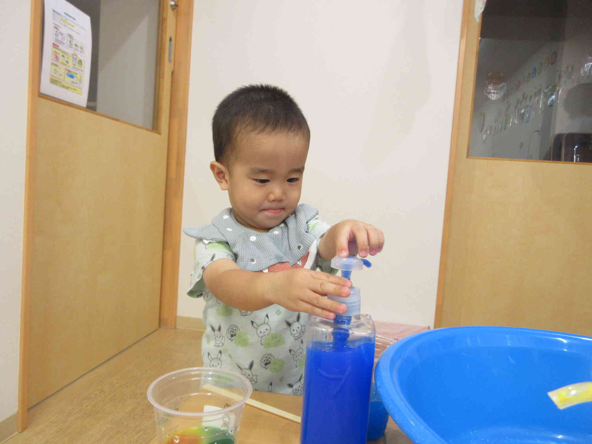 ちょっと力がいるけれど…頑張って色水を出すよ！