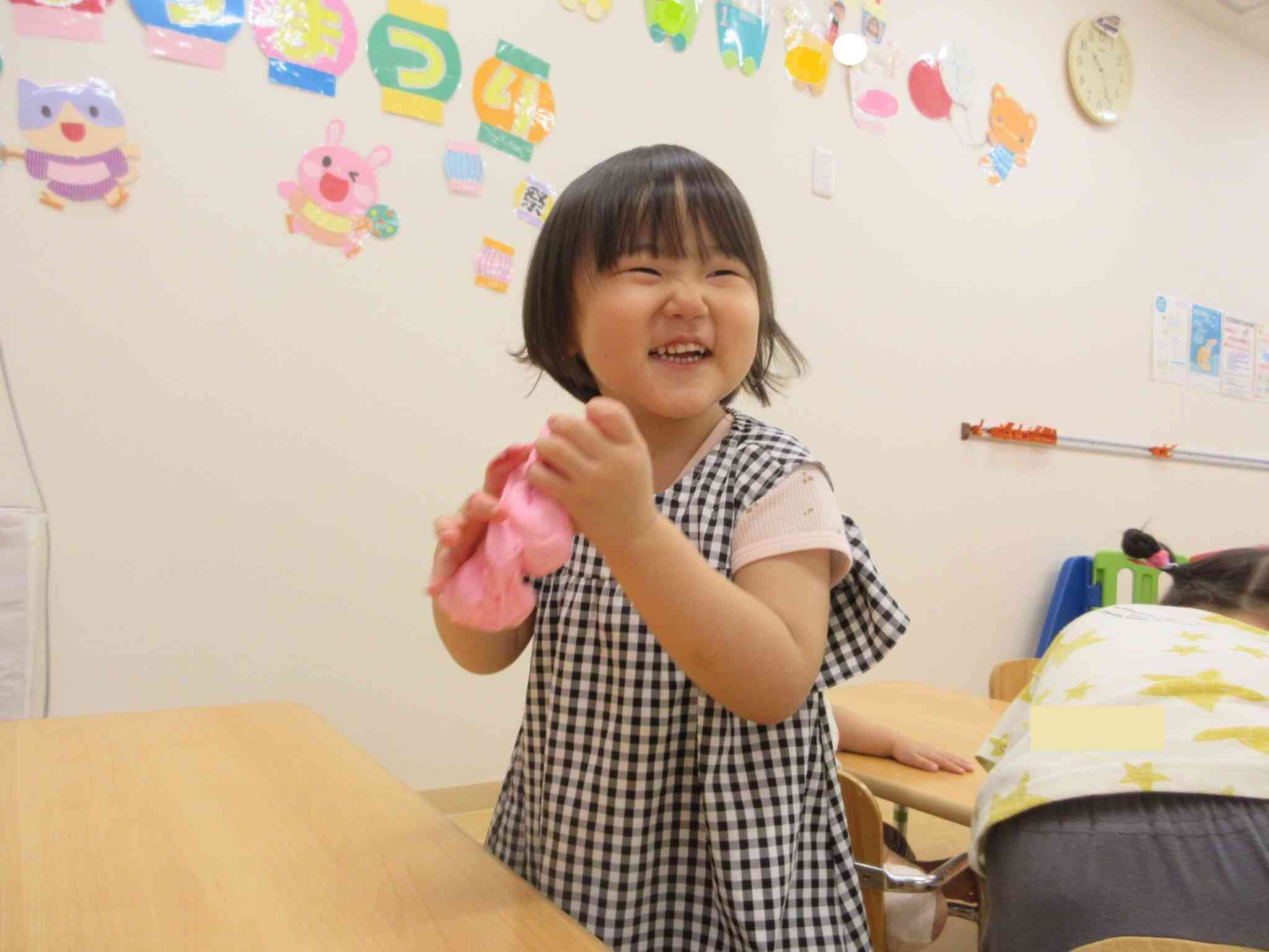 好きな色の絵の具を混ぜてみました。「〇〇ちゃんのはピンクだよ!」と嬉しそう♪