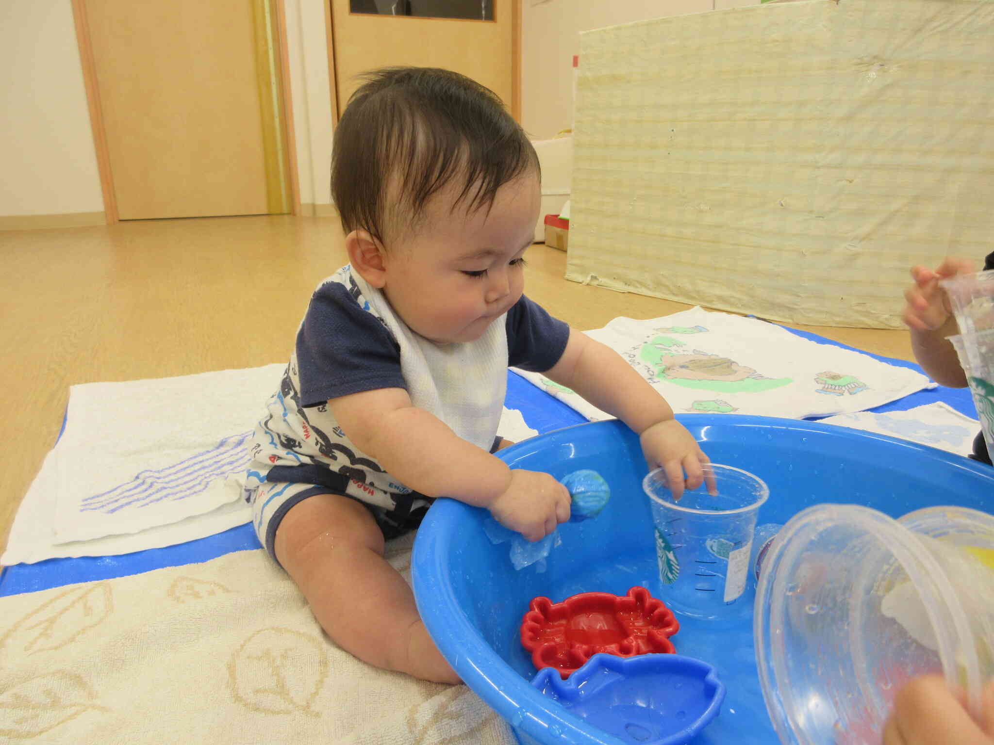 水に触れて遊んだよ！（0歳児　ひよこ組）