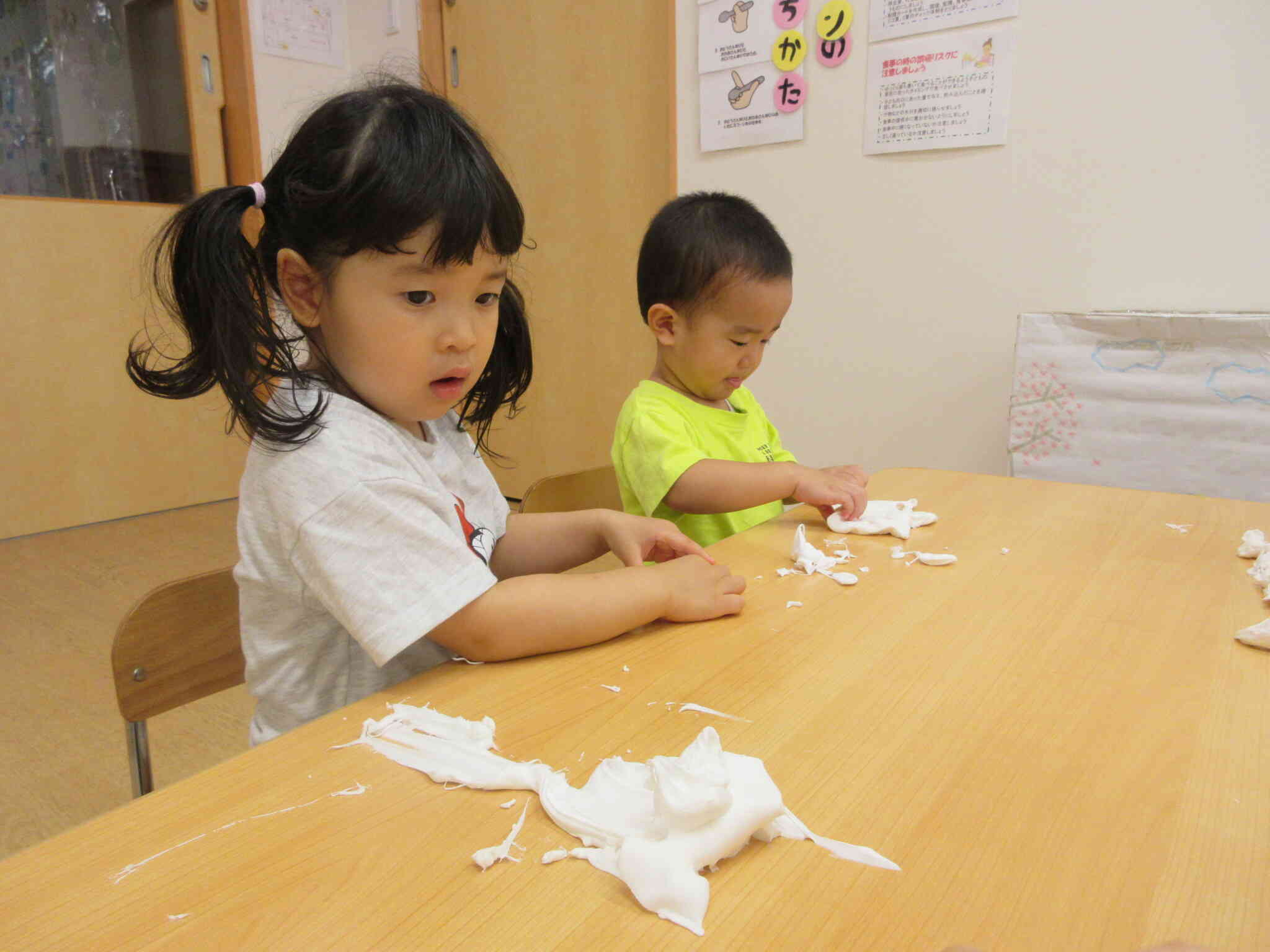粘土スライム遊びをしたよ☆（1歳児　あひる組、2歳児　うさぎ組）