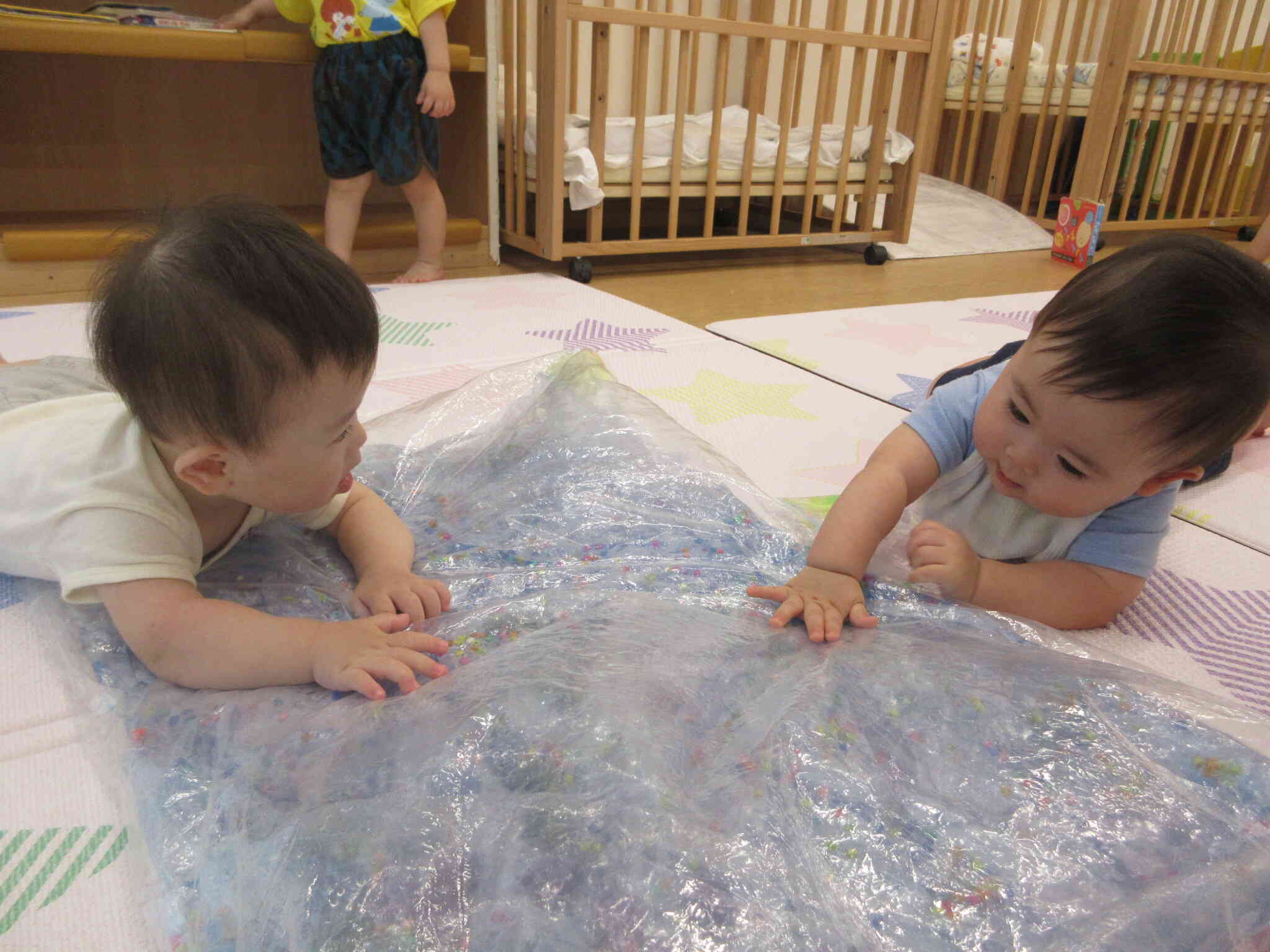 感触遊びをしたよ！（０歳児　ひよこ組）