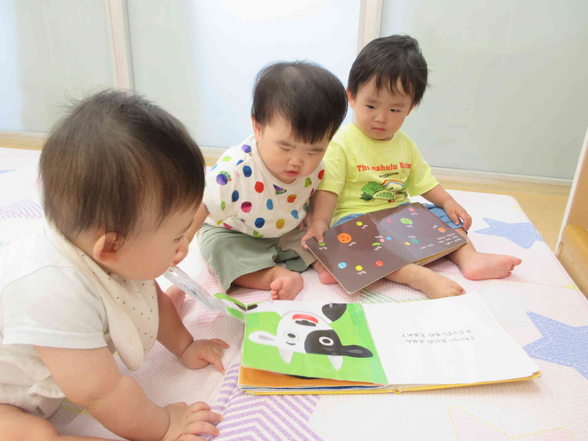 自由遊びの様子♪（０歳児　ひよこ組）