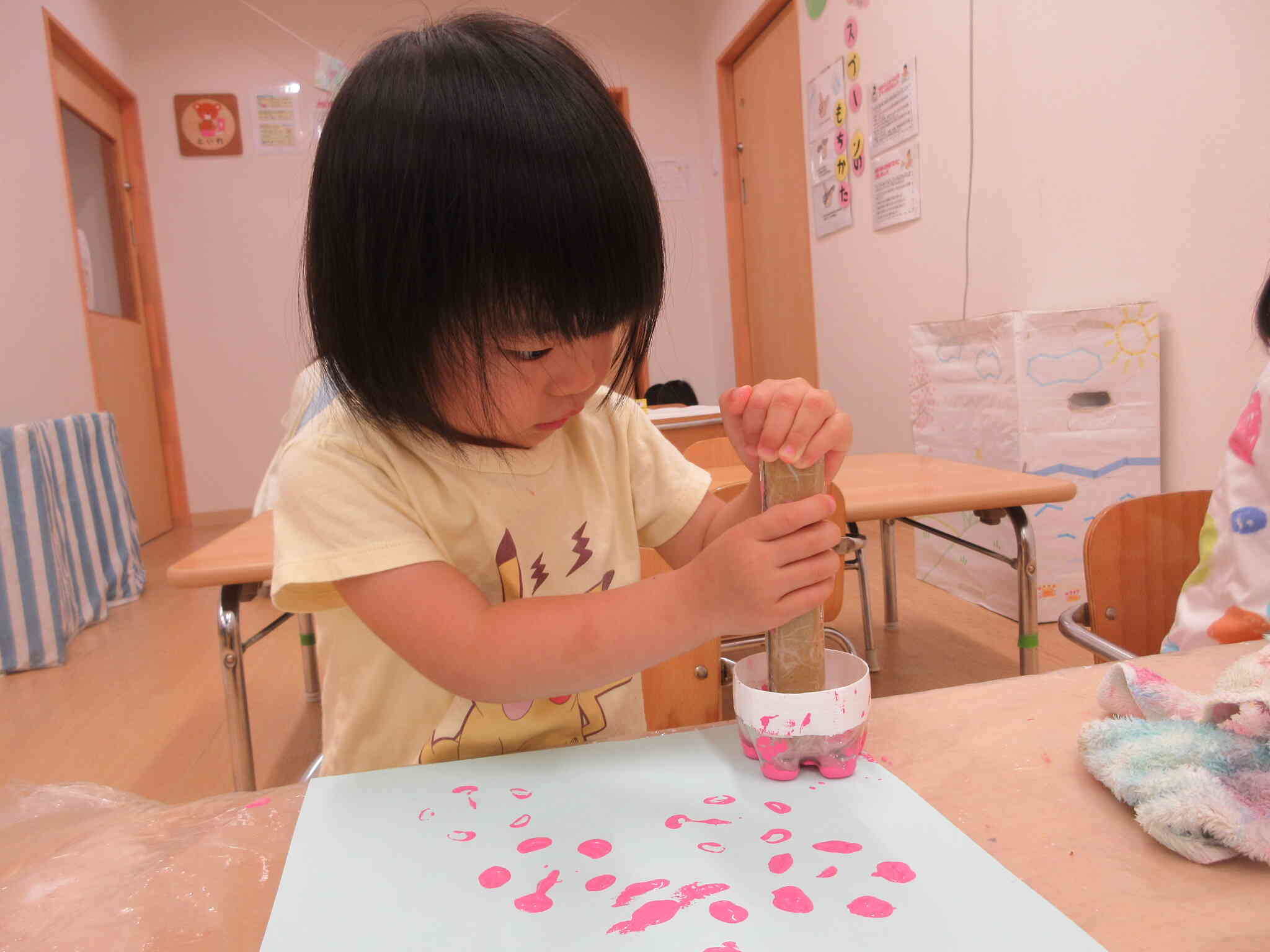 トンボの製作をしたよ♪(１歳児　あひる組)