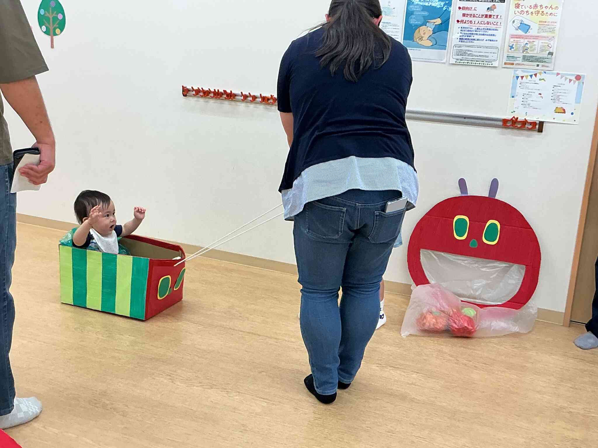 箱車が大好きなお友だち!はらぺこあおむし号に乗って出発♪