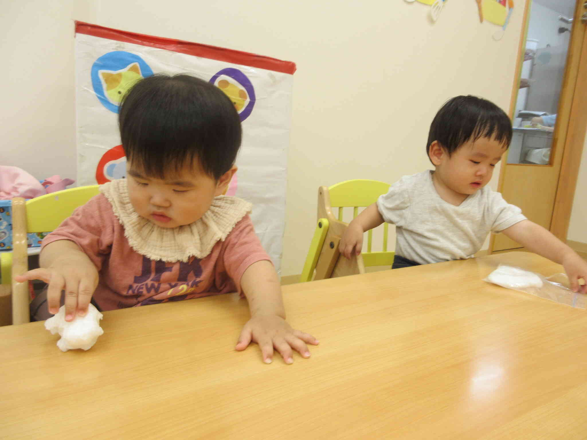 泡スライムで遊んだよ♪（0歳児　ひよこ組）