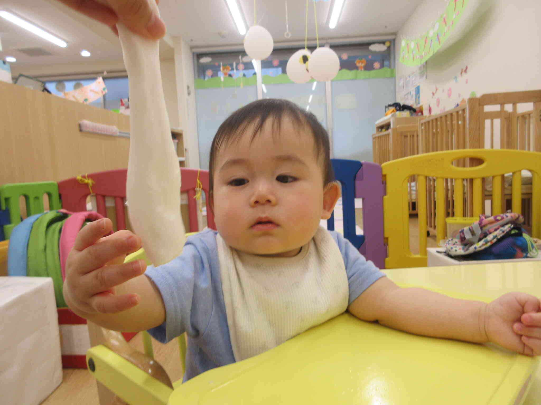 伸びるスライムに興味津々！