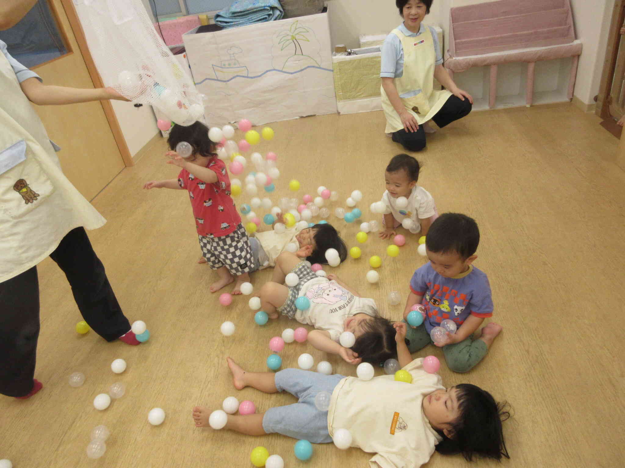 ボール遊びをしたよ！（1・2歳児　あひる・うさぎ組）