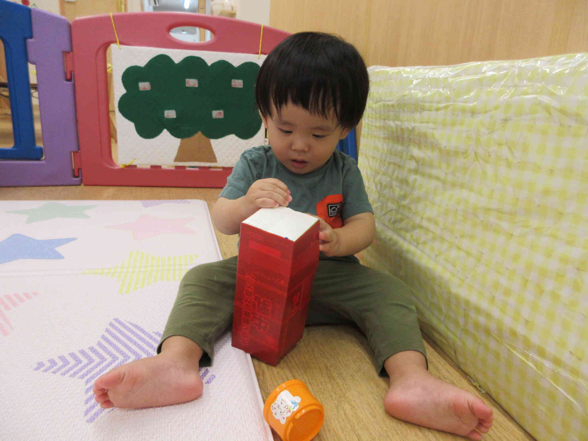 ぽっとん落としの容器に興味津々です！中はどうなってるのかな？
