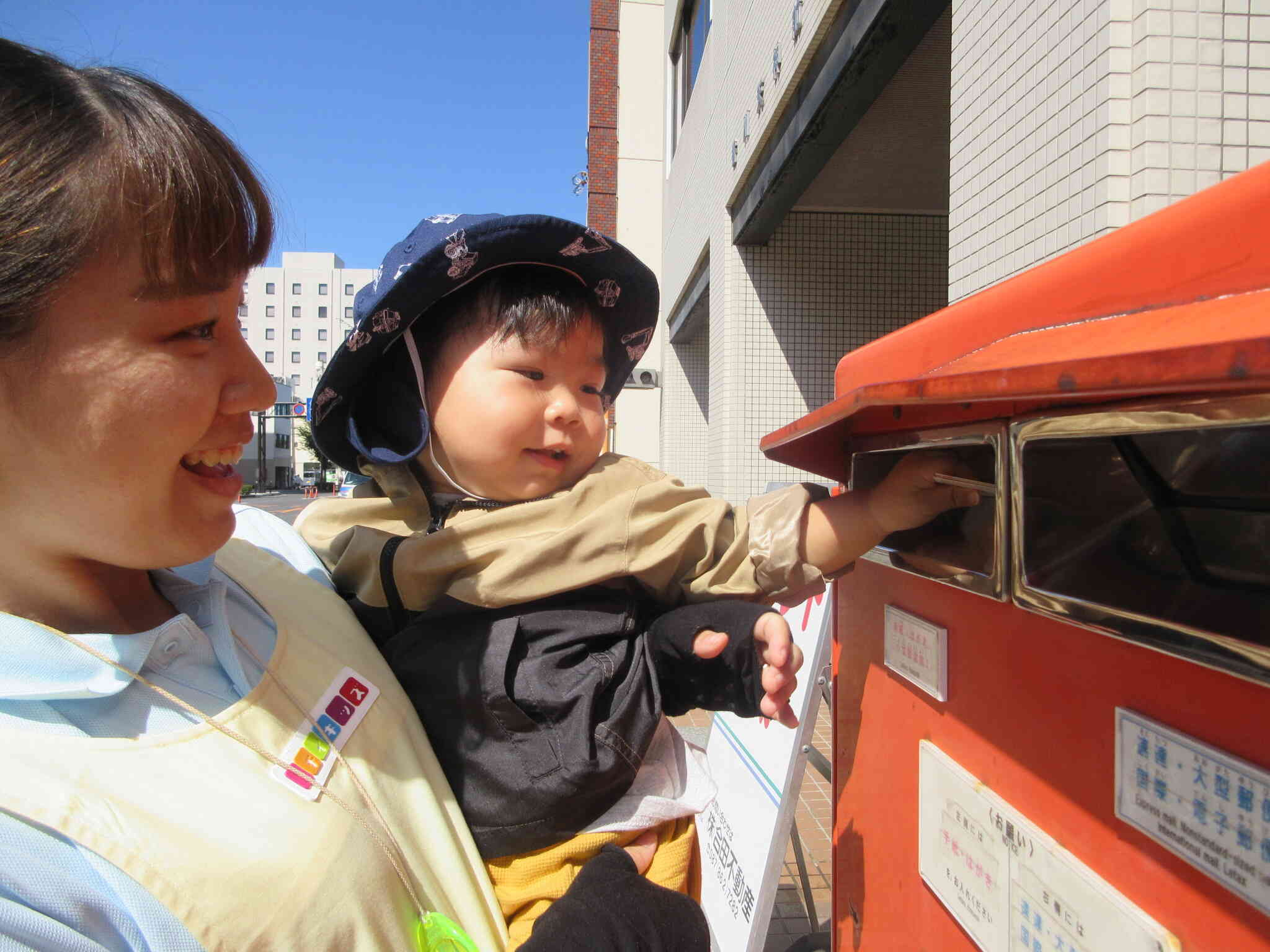 敬老の日のハガキをポストに投函したよ！（全クラス）