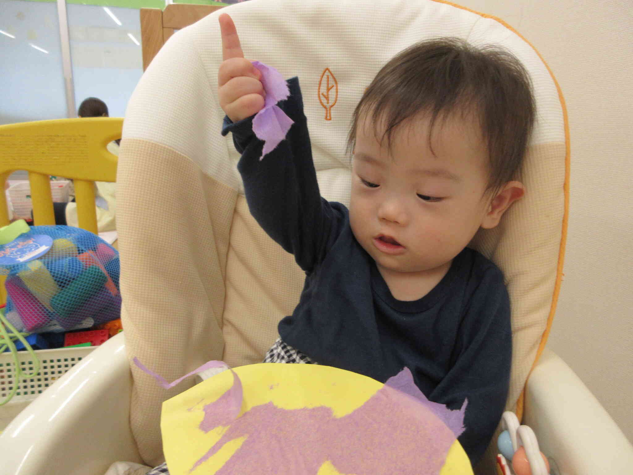 製作をしたよ！（０歳児　ひよこ組）