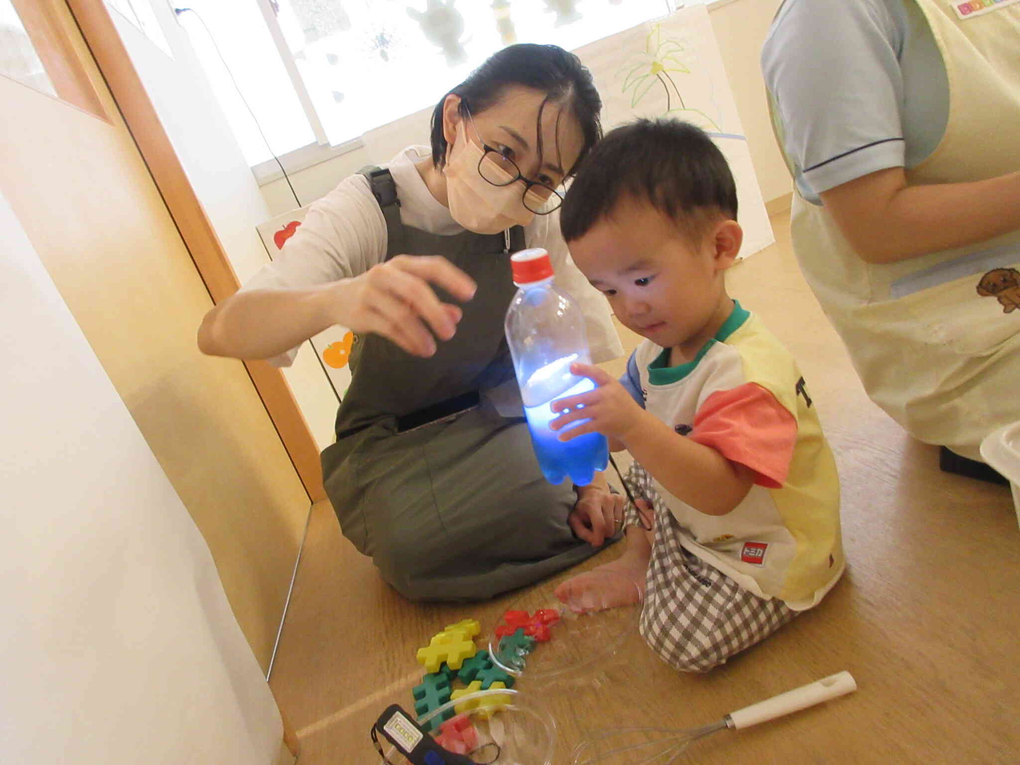 懐中電灯で遊んだよ！（１歳児　あひる組、2歳児　うさぎ組）