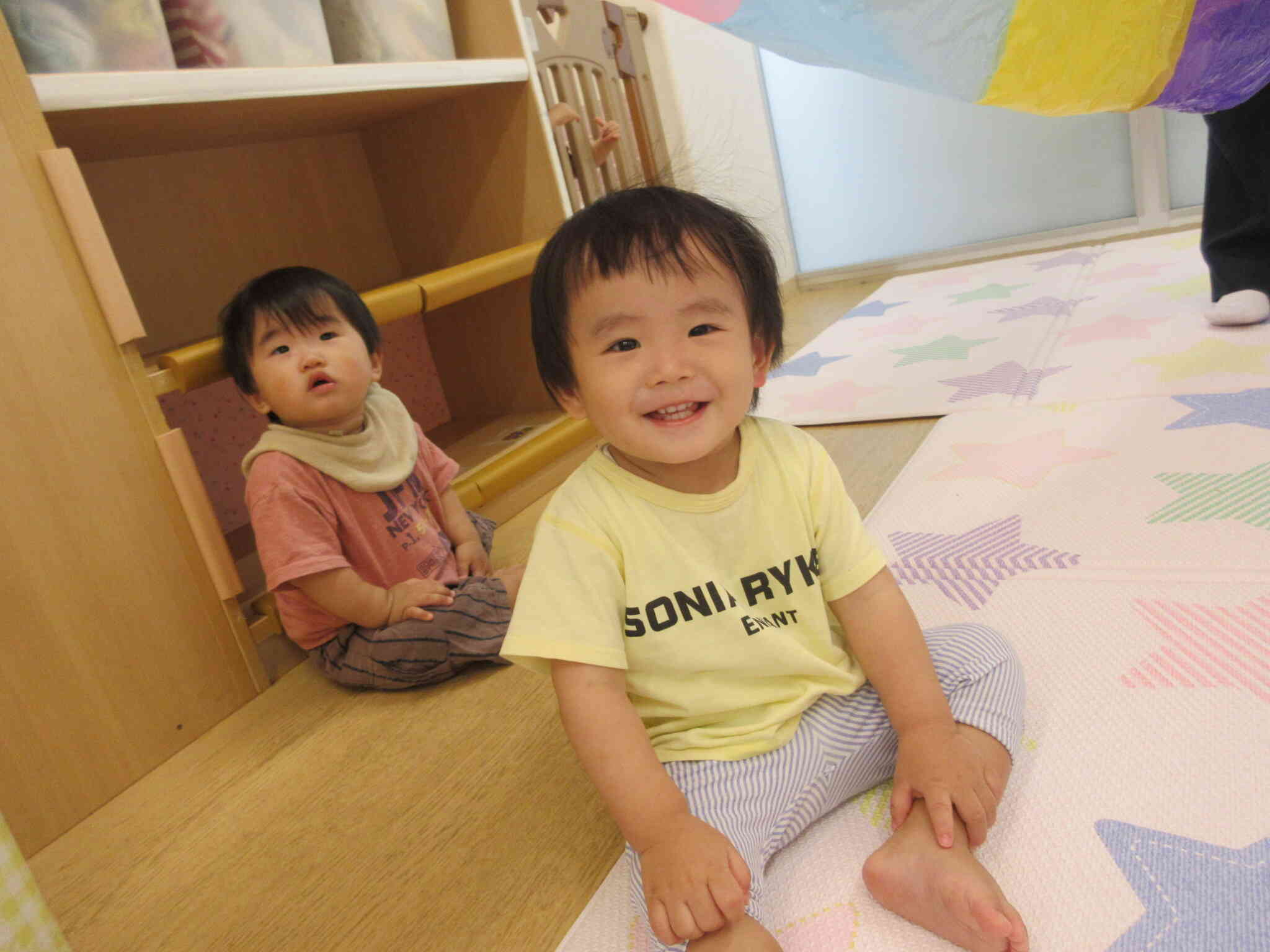 カラーポリ袋で遊んだよ！(ひよこ組　0歳児)