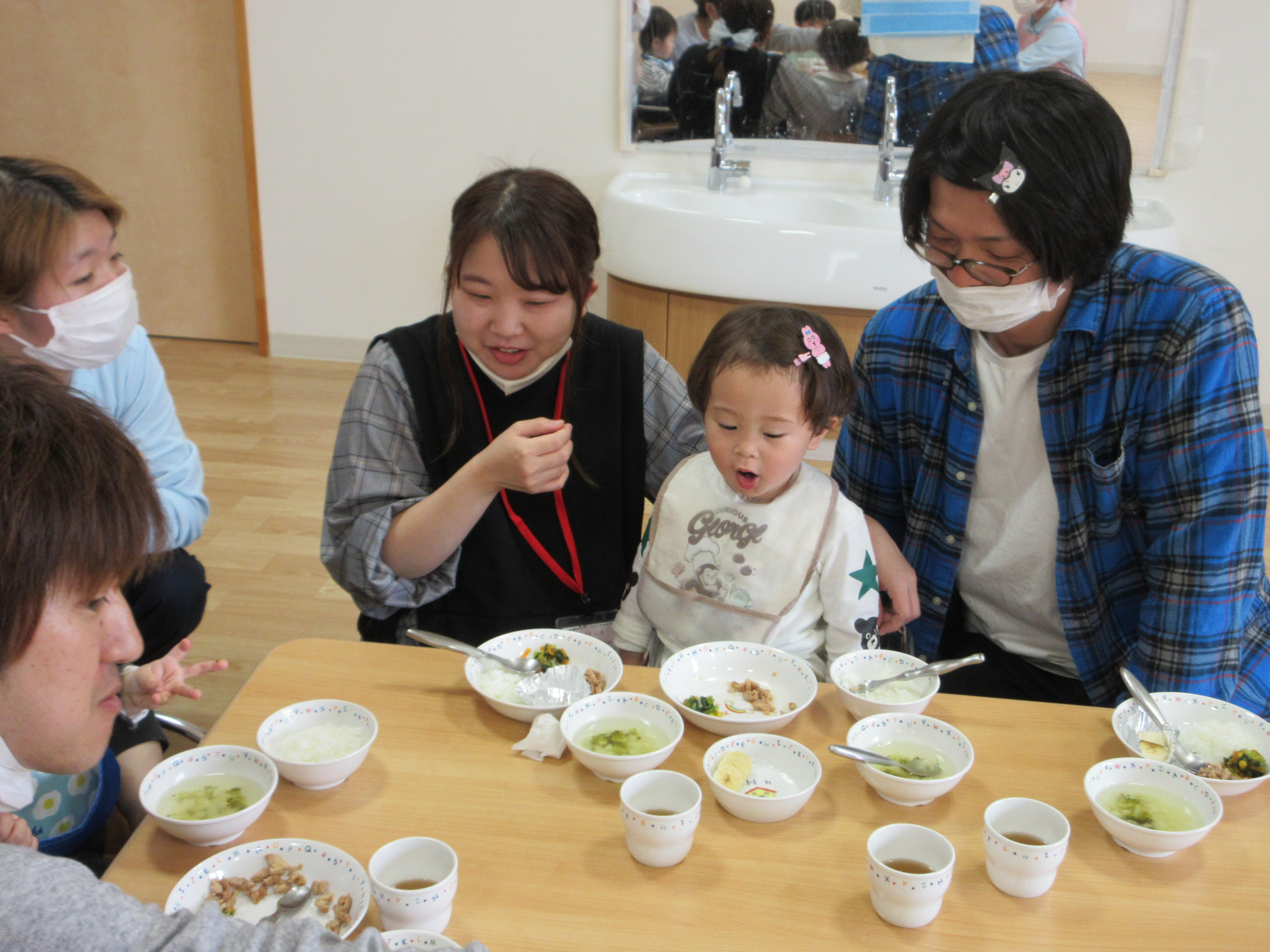 ママとパパに囲まれて嬉しいね♪