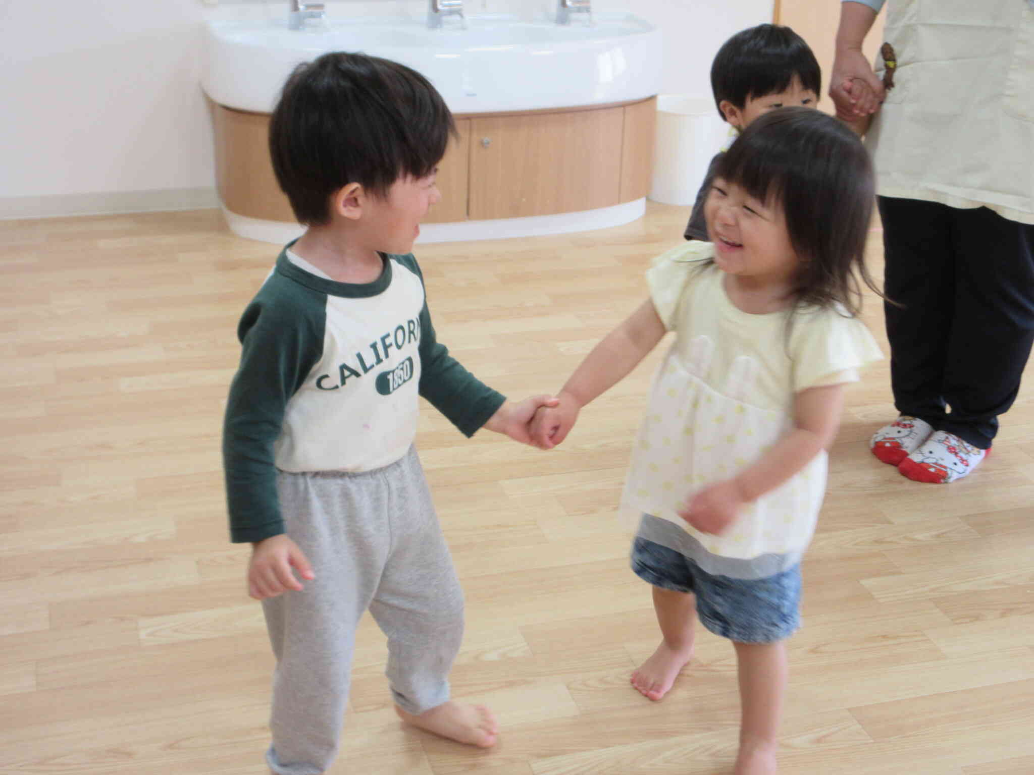 大好きなお友達と手をつないで歩きます♪