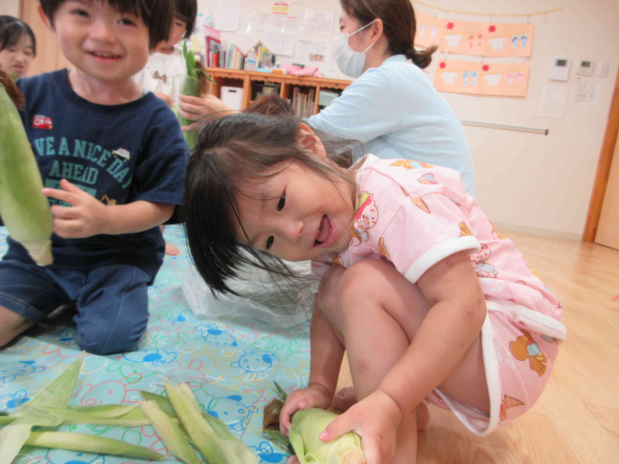 先生と一緒に引っ張り合いっこ♪