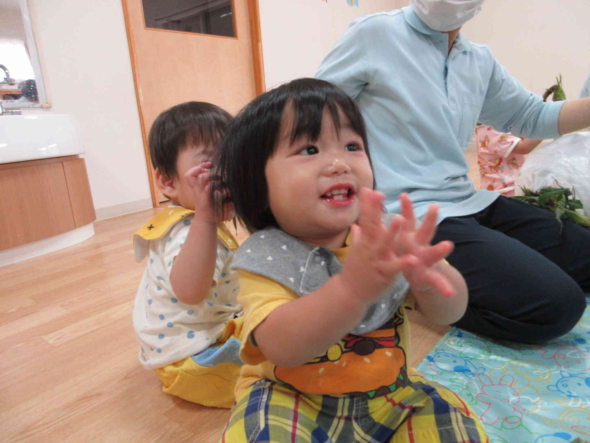 皮むきできたね～‼と褒められて一緒に手をたたいて喜んでいます♪