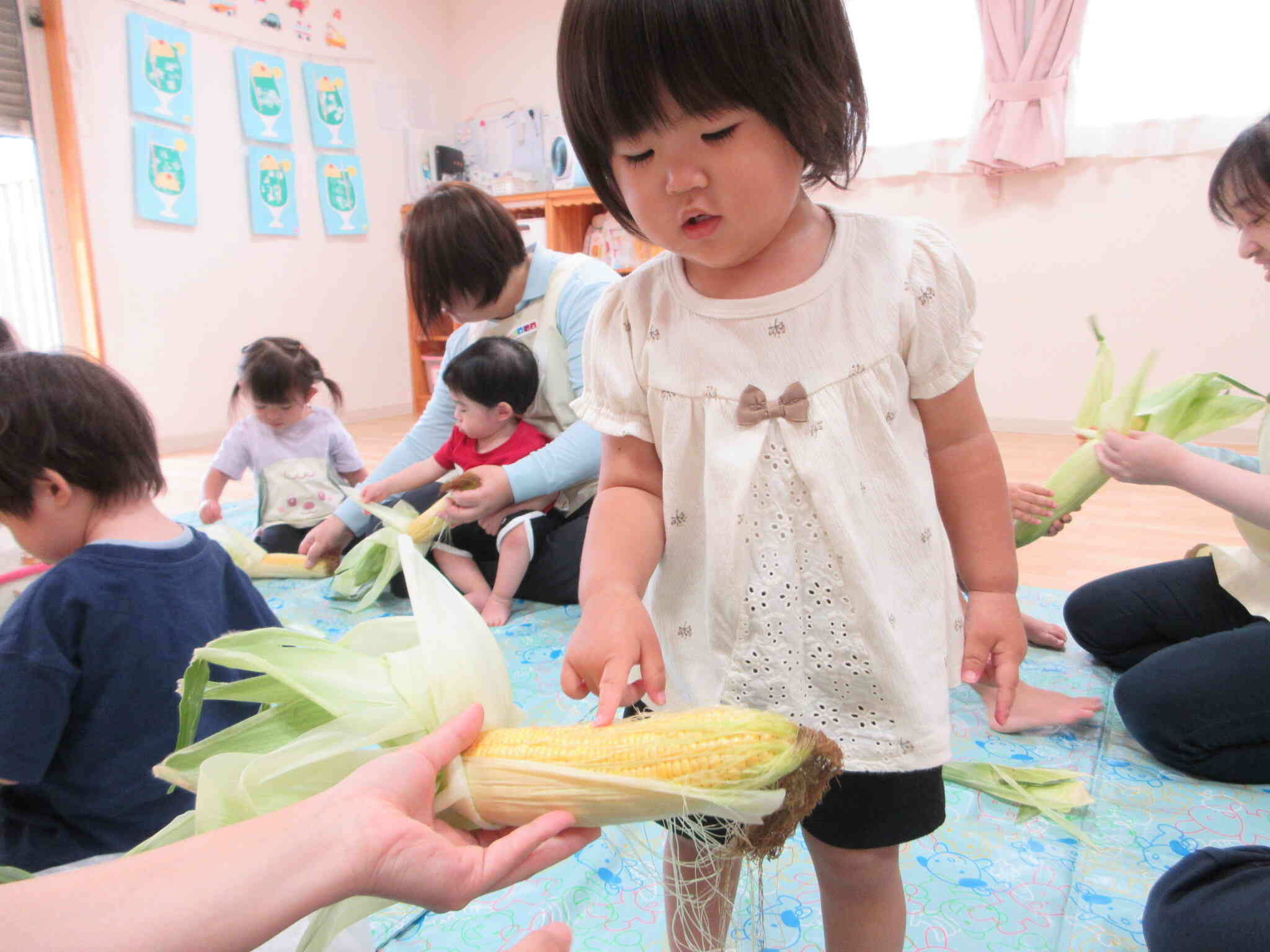 とうもろこしを見て「きれいね～★」と話すお友達。
