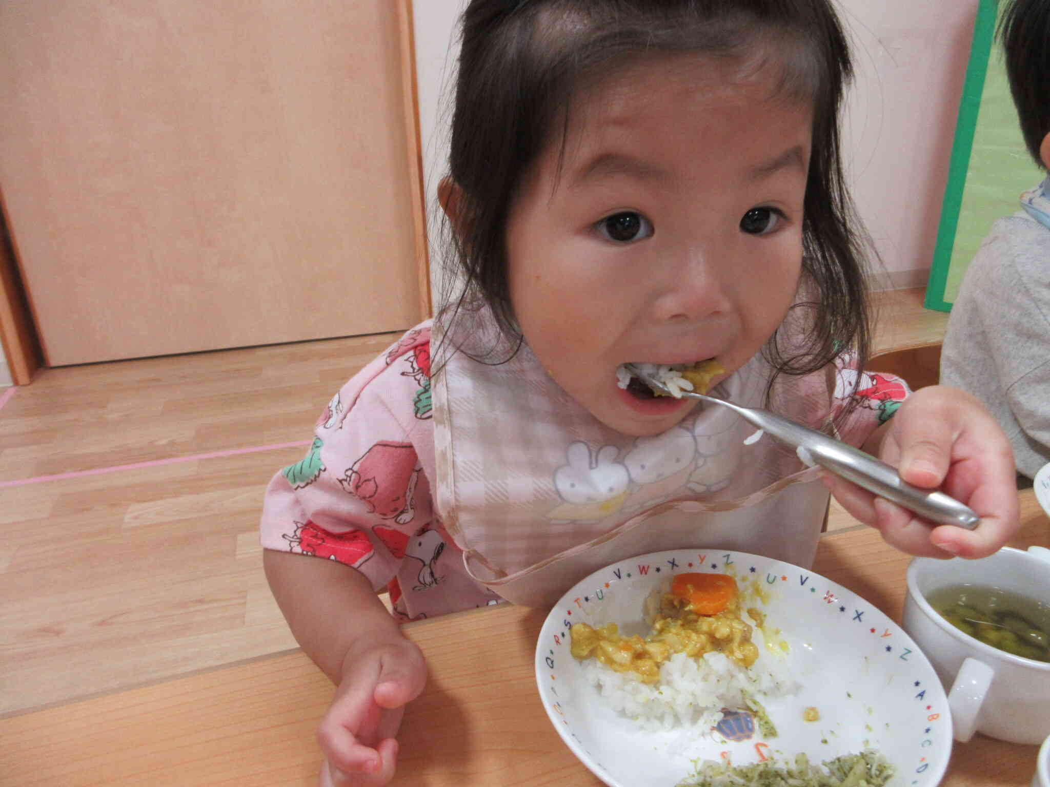 カレーが出来上がりました‼大きなお口で食べています‼美味しいね♪