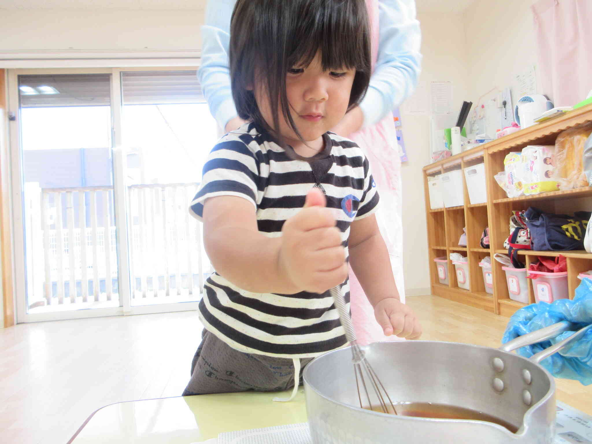 うさぎ組さんはお芋にかけるみたらしも作ったよ‼お鍋は熱いからそーっとそーっと…。