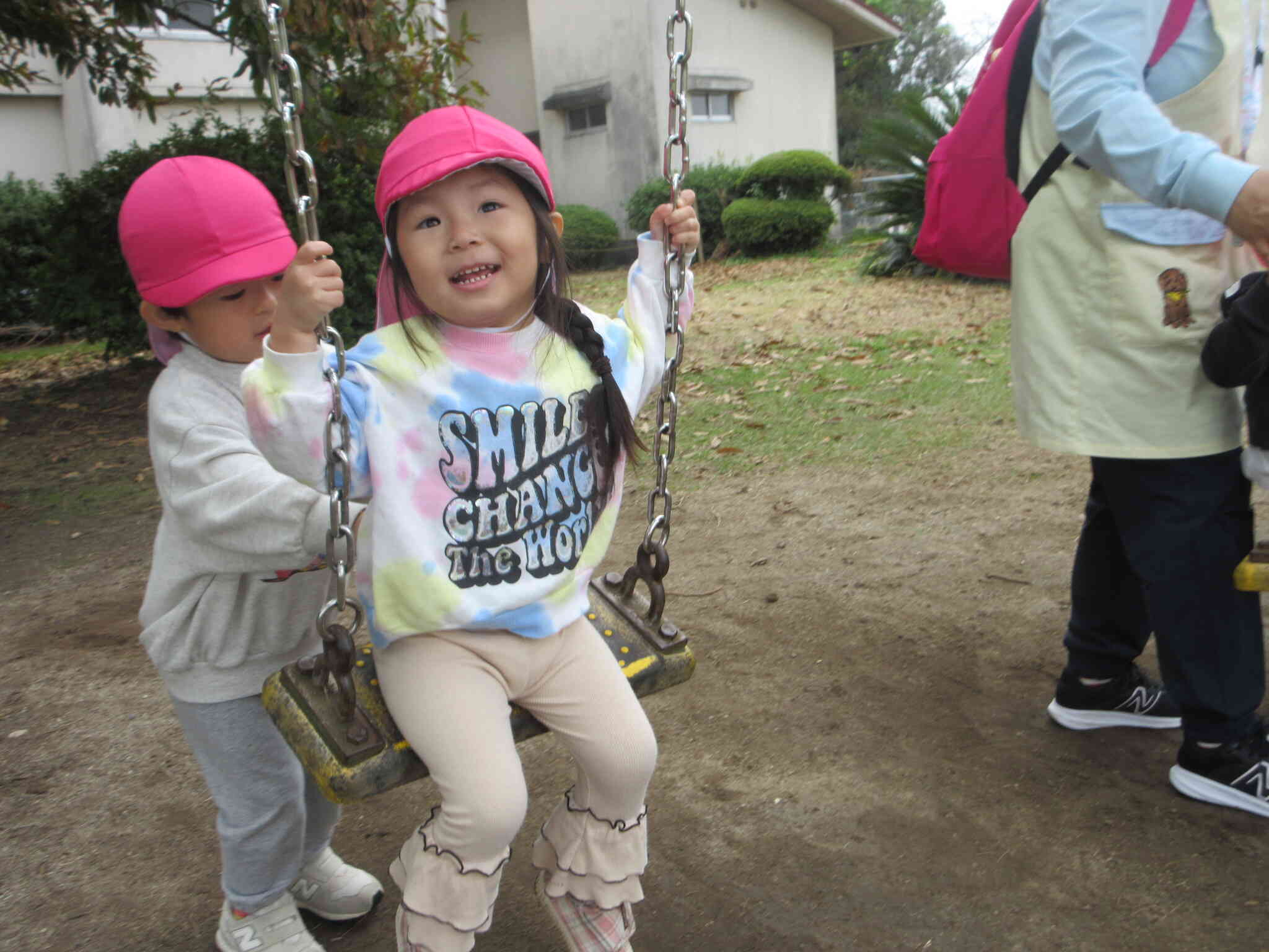 ブランコに乗ったよ♪お友達と一緒で楽しいね‼
