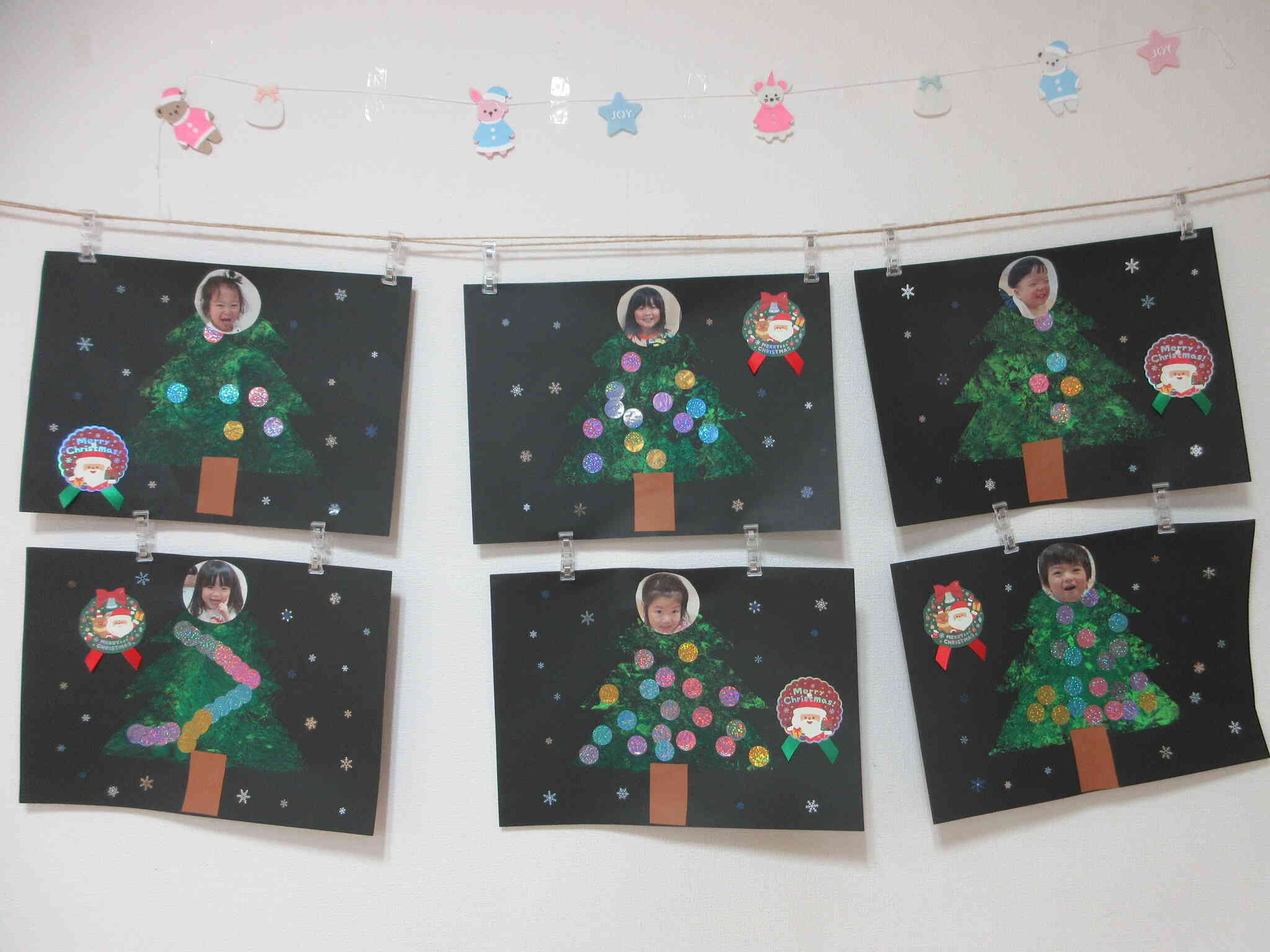 ツリーにシールを貼って完成★一人ひとり個性が出ている素敵な作品となりました。