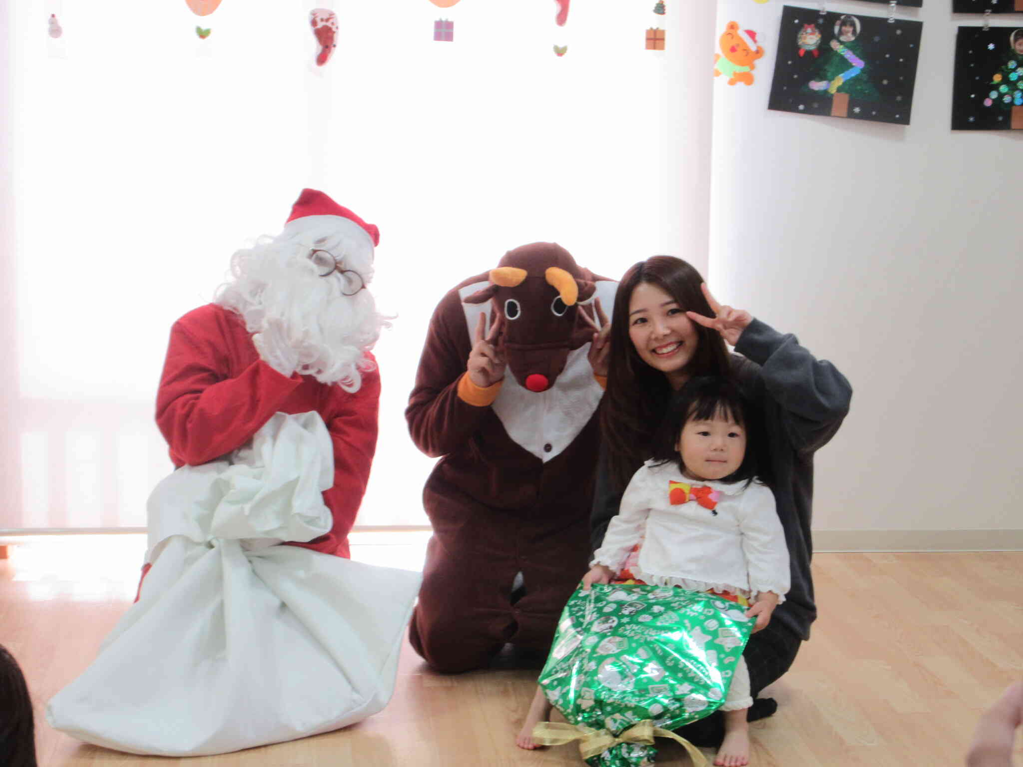 頑張ったお友達にサンタさんからのプレゼントがありました☆トナカイは保護者の方が盛り上げたいとのことで協力してくれました‼ありがとうございました☆