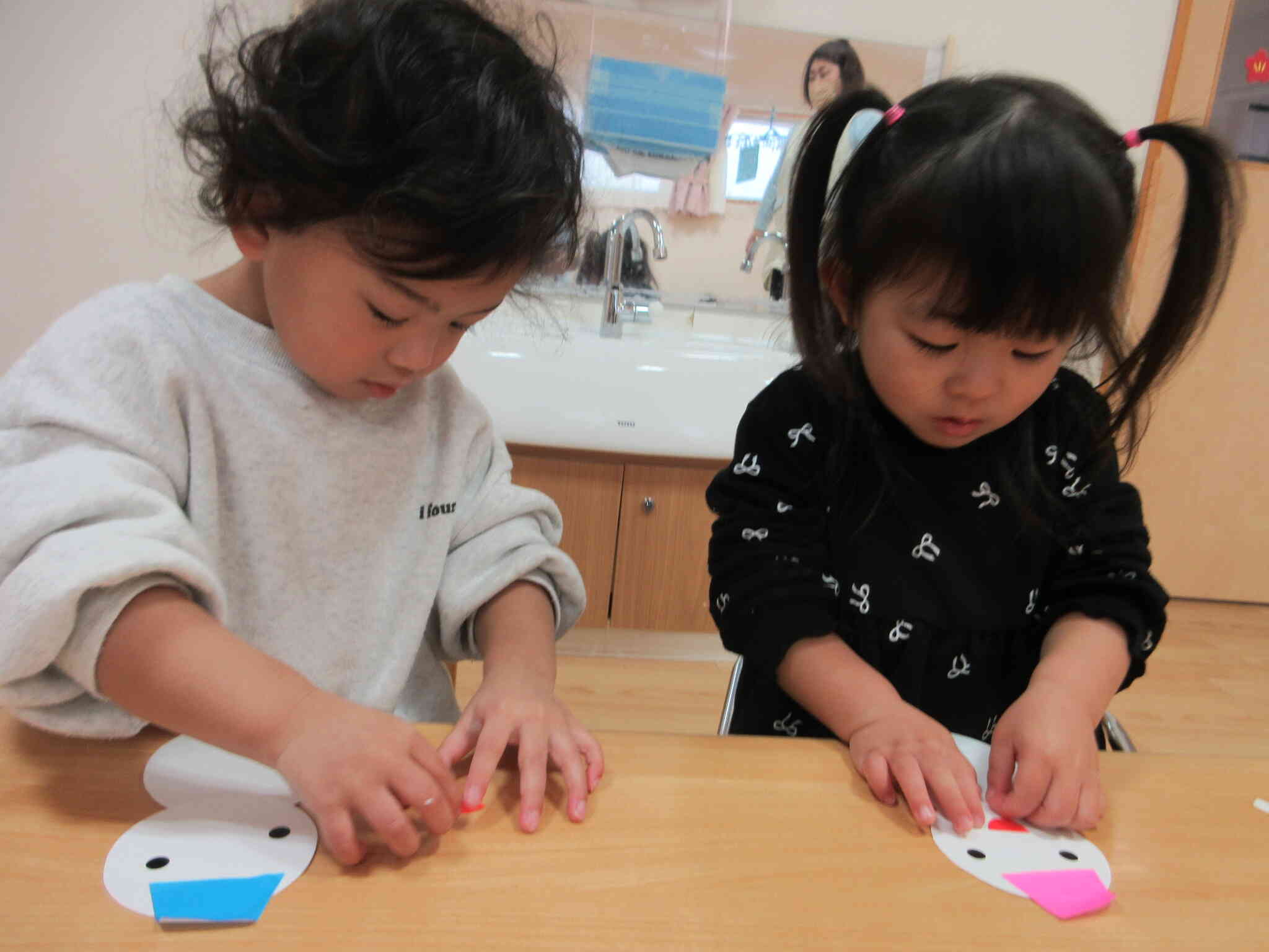 お次はシール貼り☆