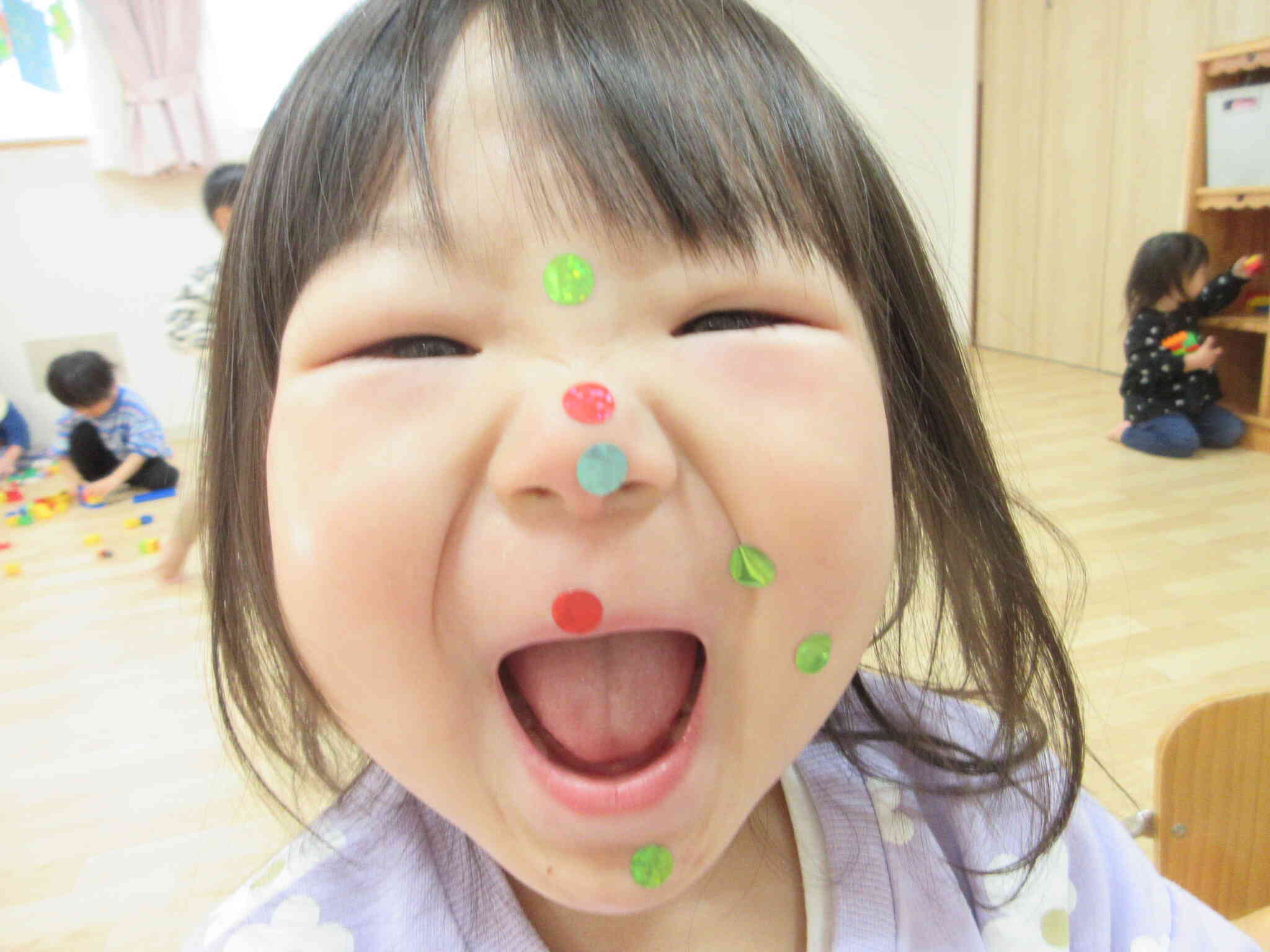 お顔にまで貼っちゃったと、楽しそうなお友達です♪