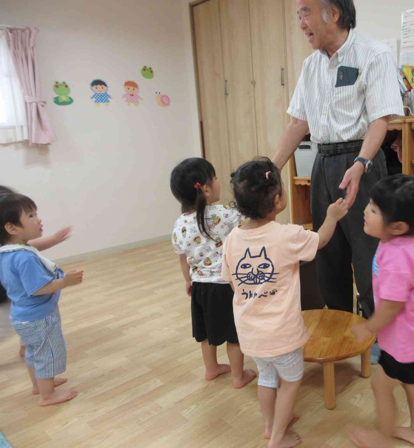 子ども達は英語教室の時間も講師の先生も大好き。｢先生また来てね。｣次の英語教室も楽しみですね。