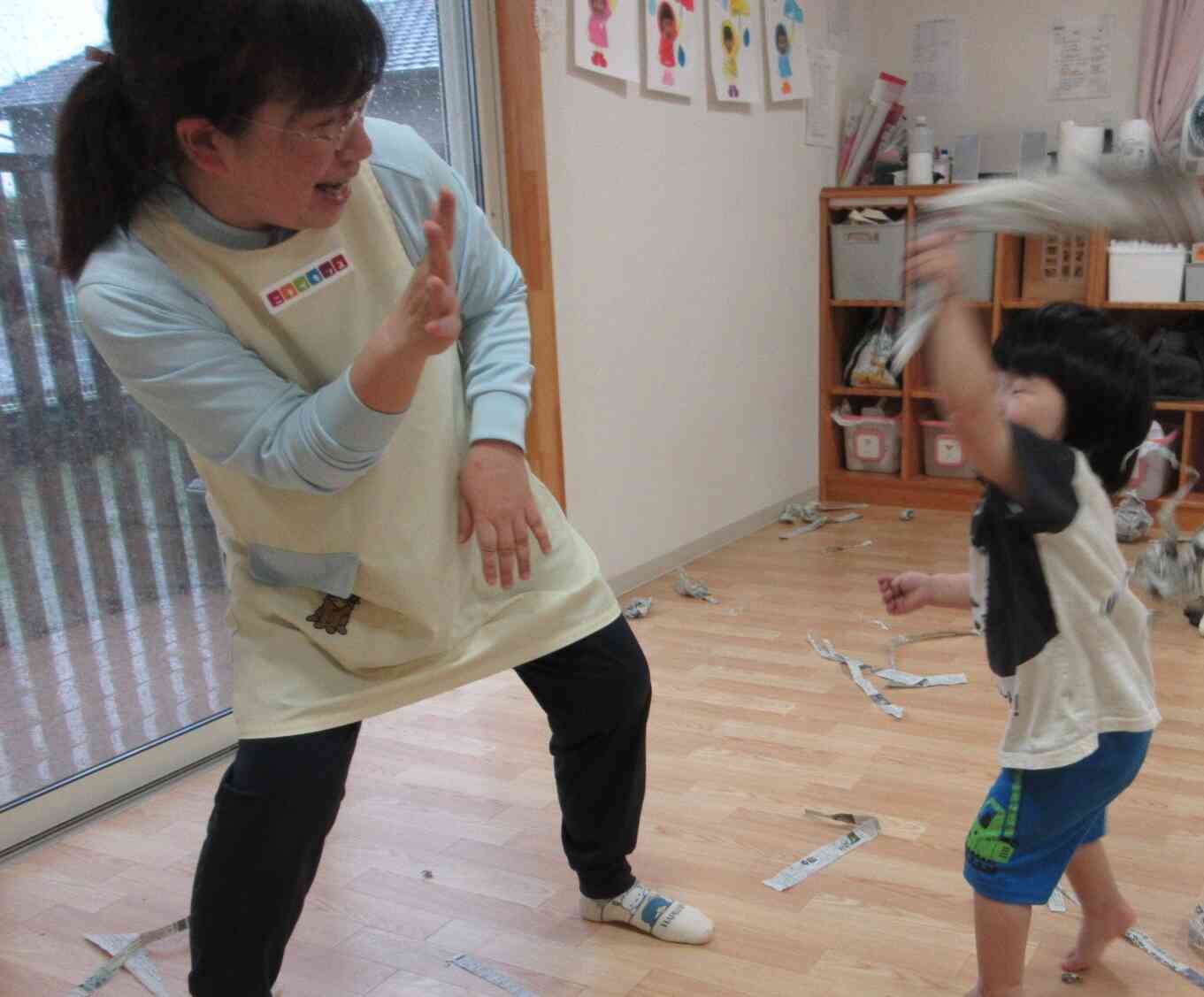 先生とおもいっきり戦いごっご　新聞紙の剣は勇者の証！