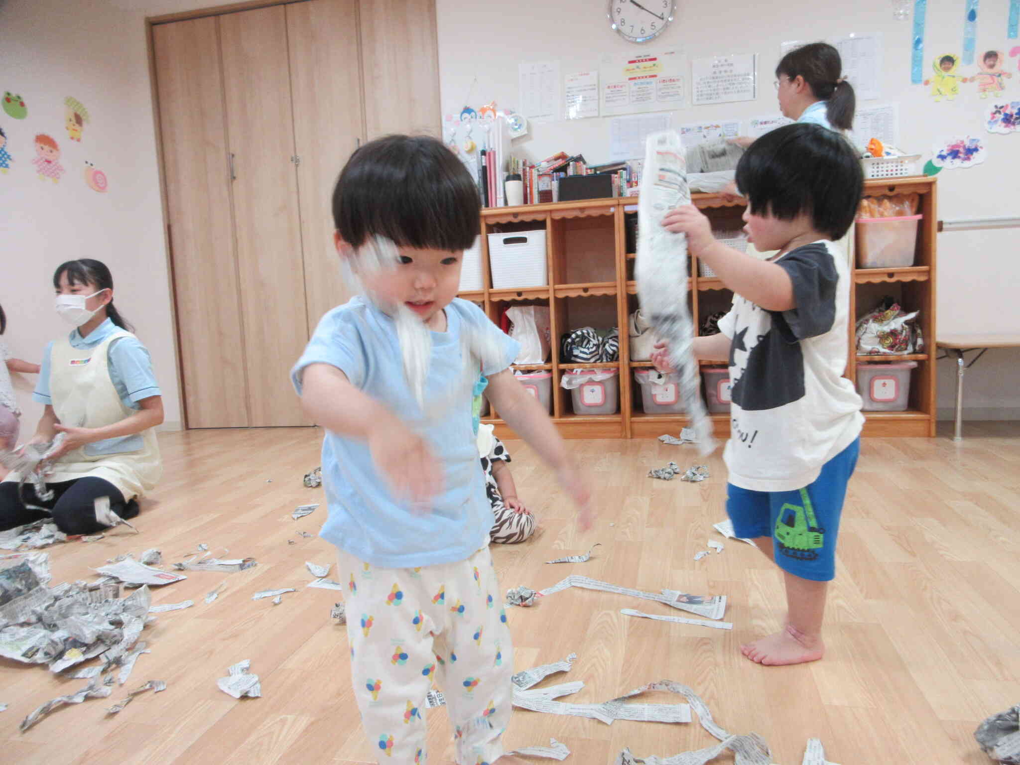 4月からのお友だち　新聞紙を丸めたり、投げたり　感触を味わいながら楽しく遊んでくれました。