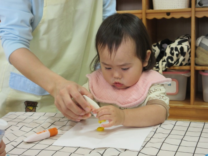 ニュルリ、と出てくる絵具の様子が気になるようです。