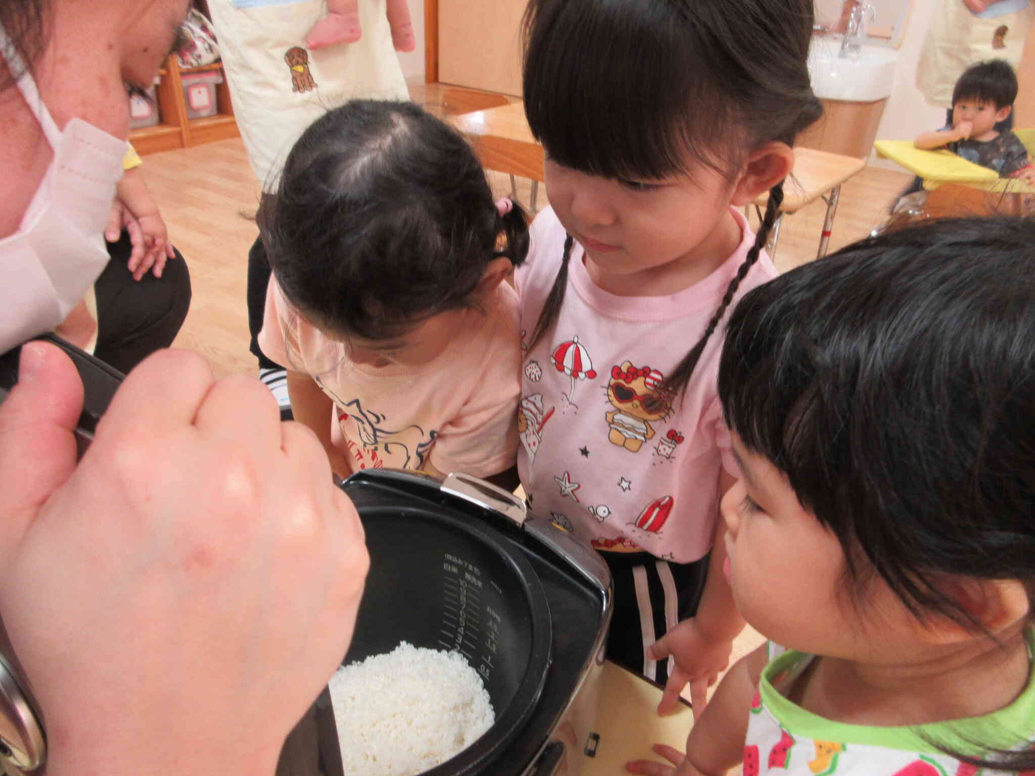 炊飯器をパッカーン! 炊飯器に入っている炊き立てご飯、おいしそうでしょう?