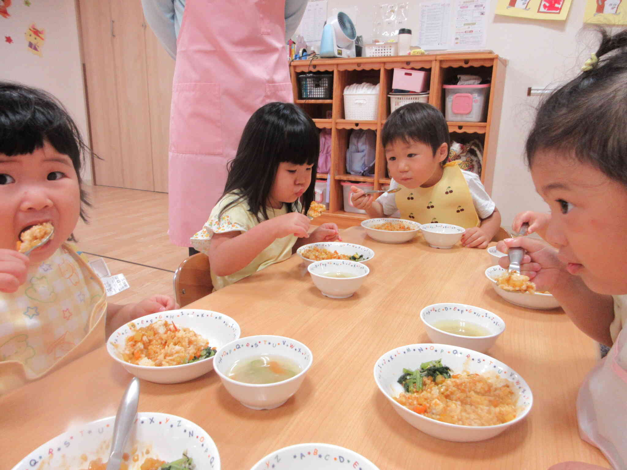 給食の時間にみんなで食べました。自分たちで作ると格別においしいですね！