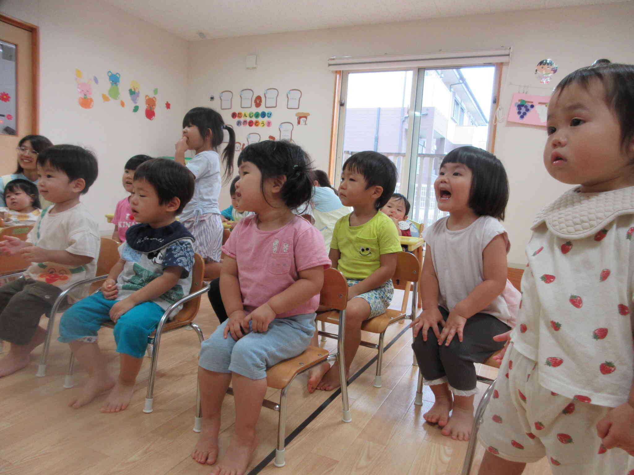 先生の出し物に、子どもたちはわくわくが止まらない様です！