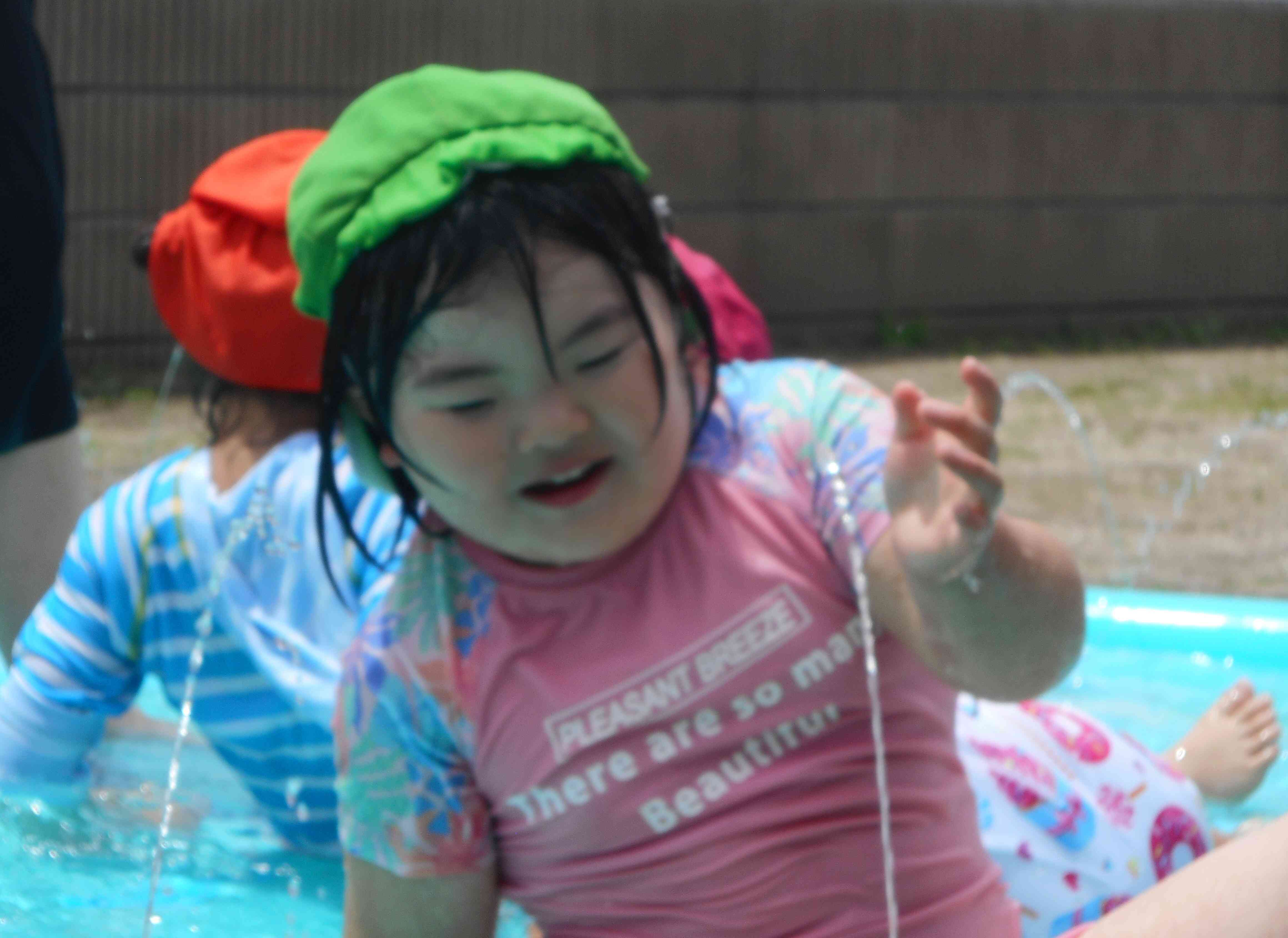 水の上にゴロン♪