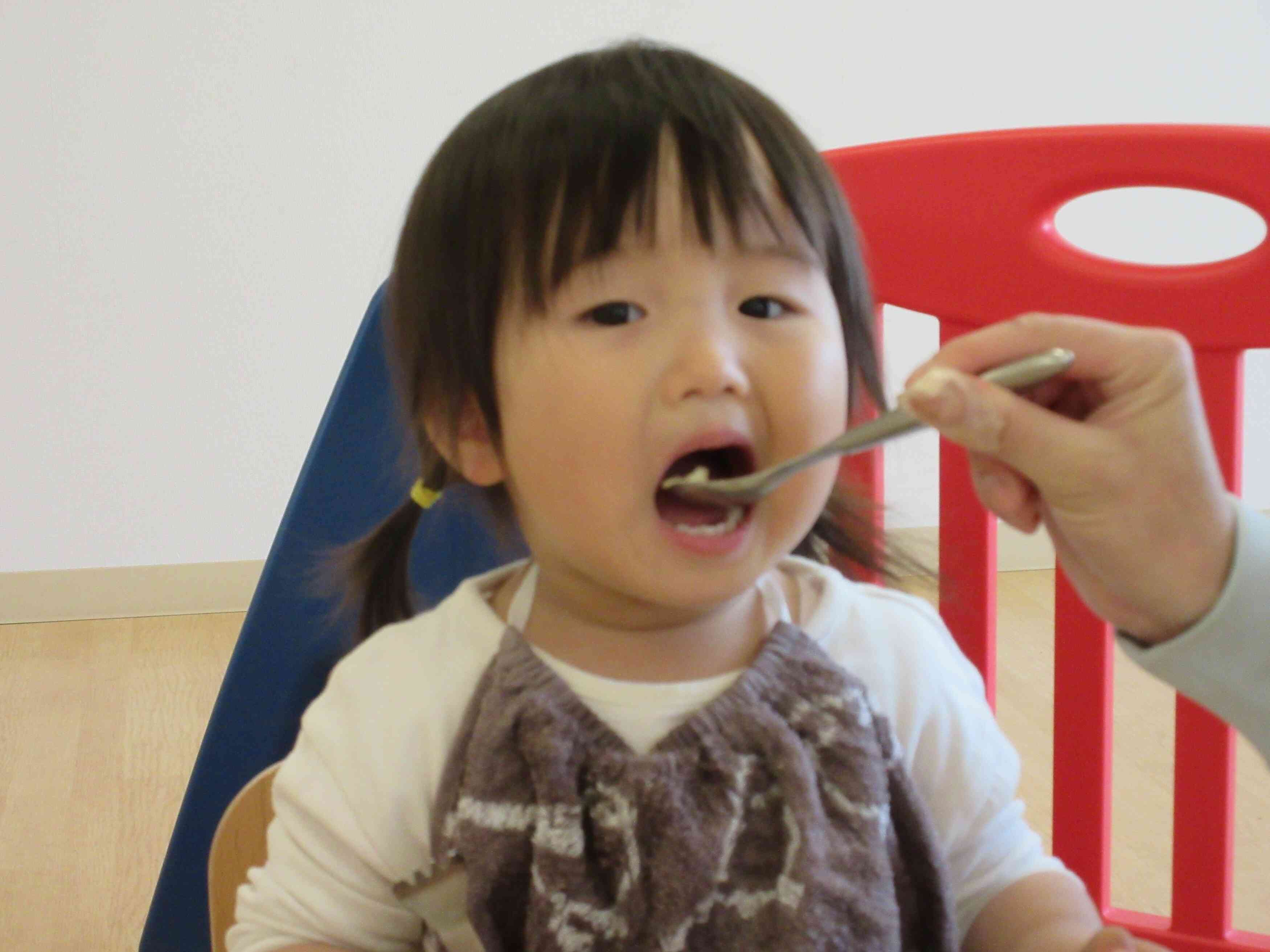 私は、先生に食べさせてもらっているよ♪