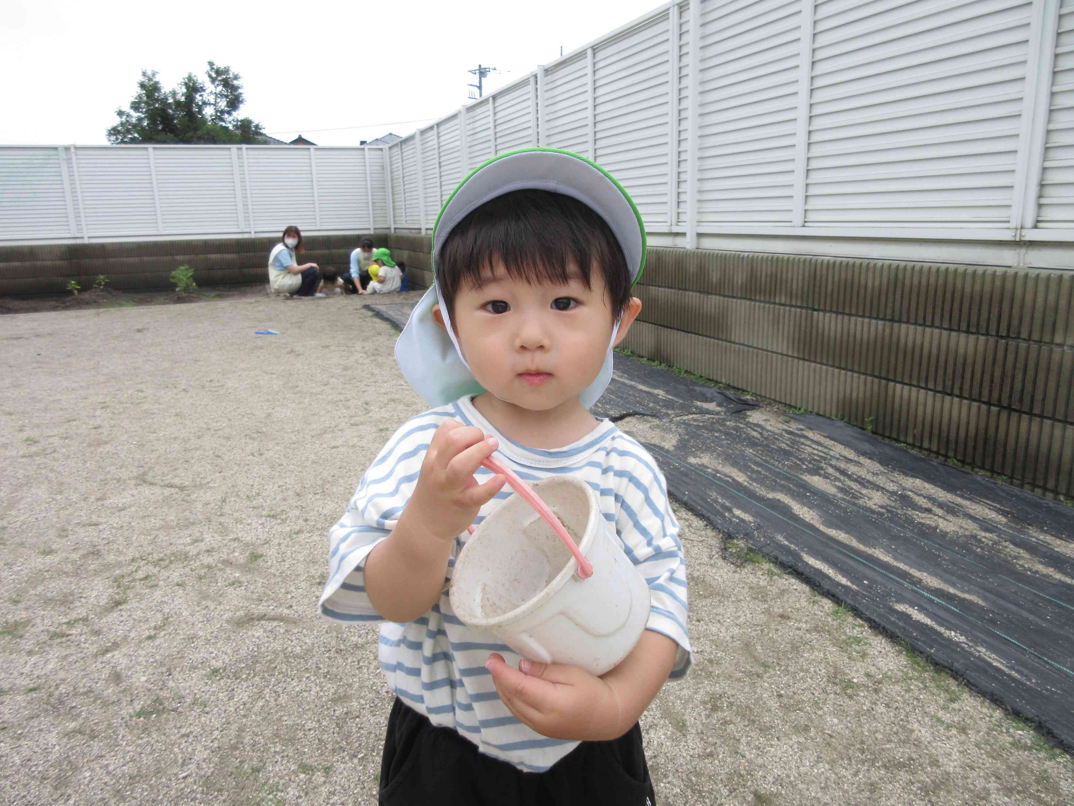 バケツを持ってどこに行こうかな～