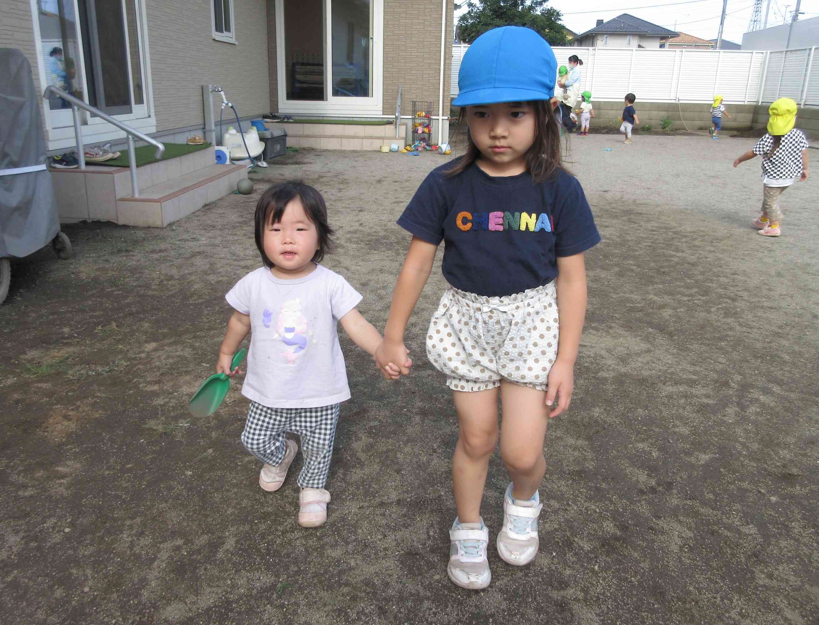手を繋いでお散歩♪