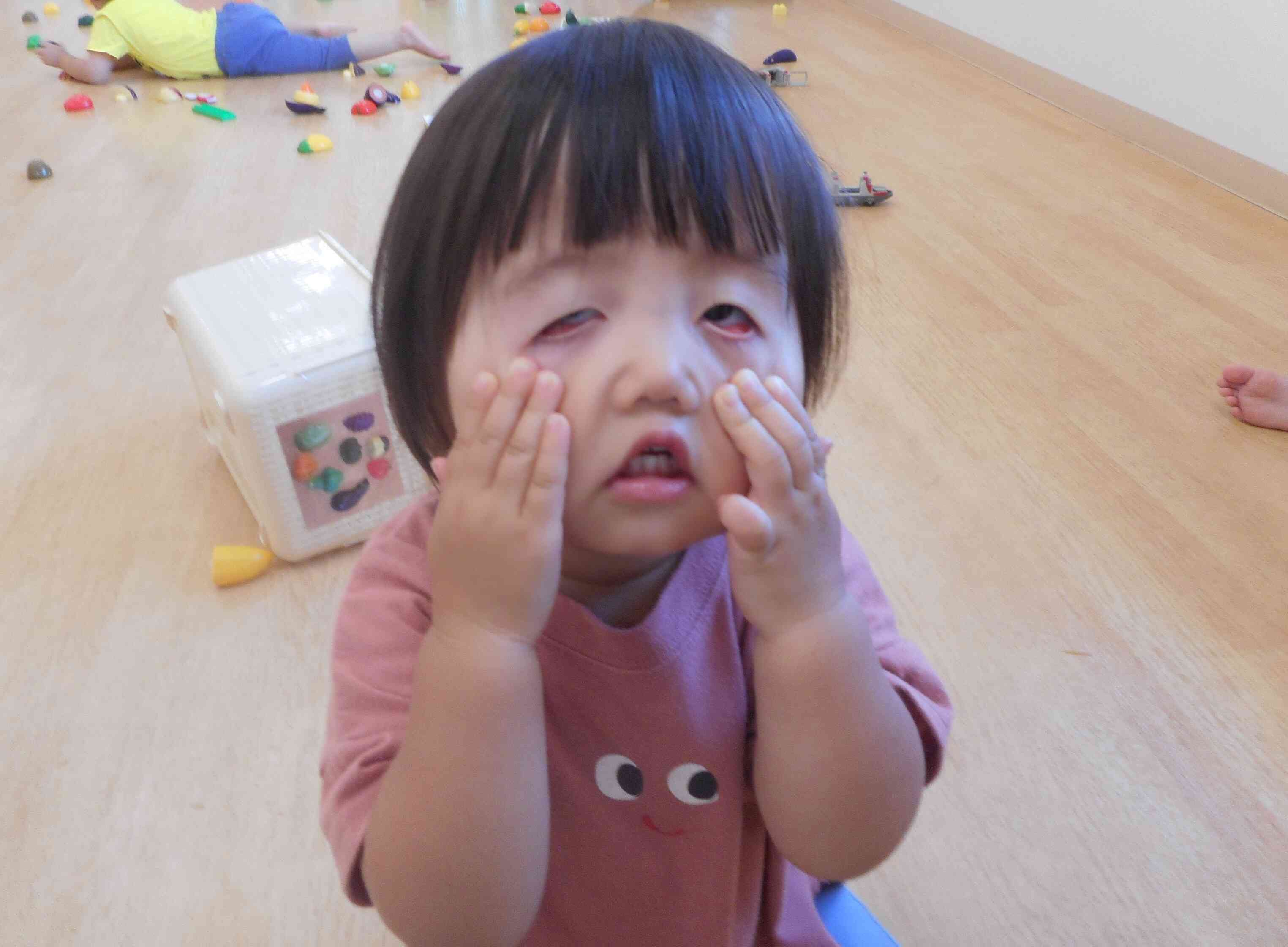 私も見て～！変な顔～