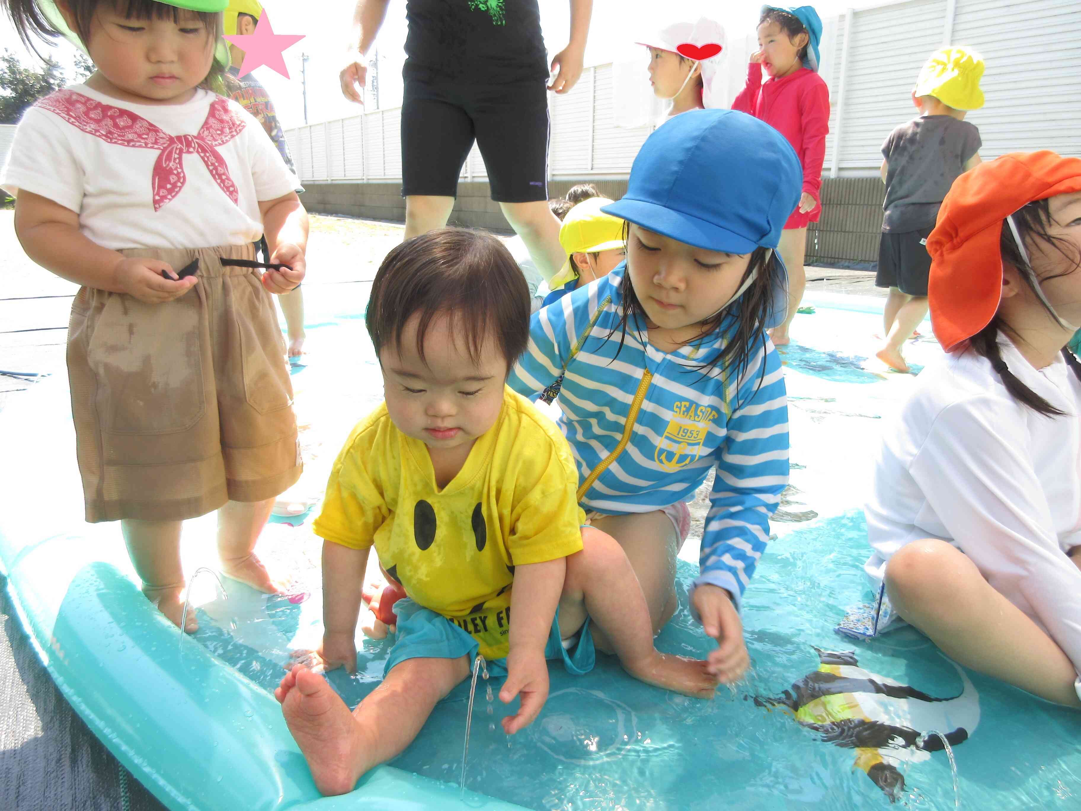仲良く水遊び♪