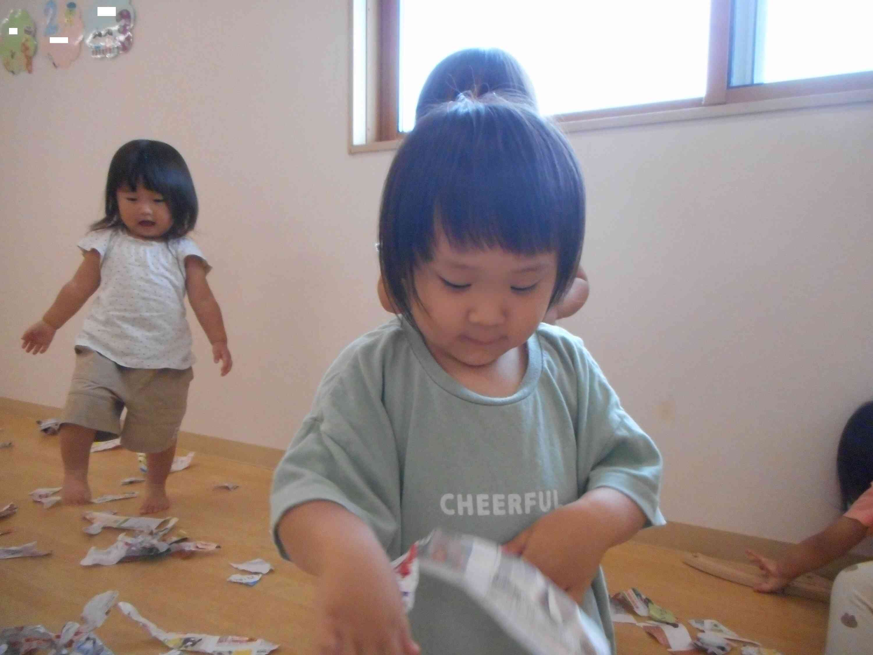 みんなで仲良く新聞紙遊び