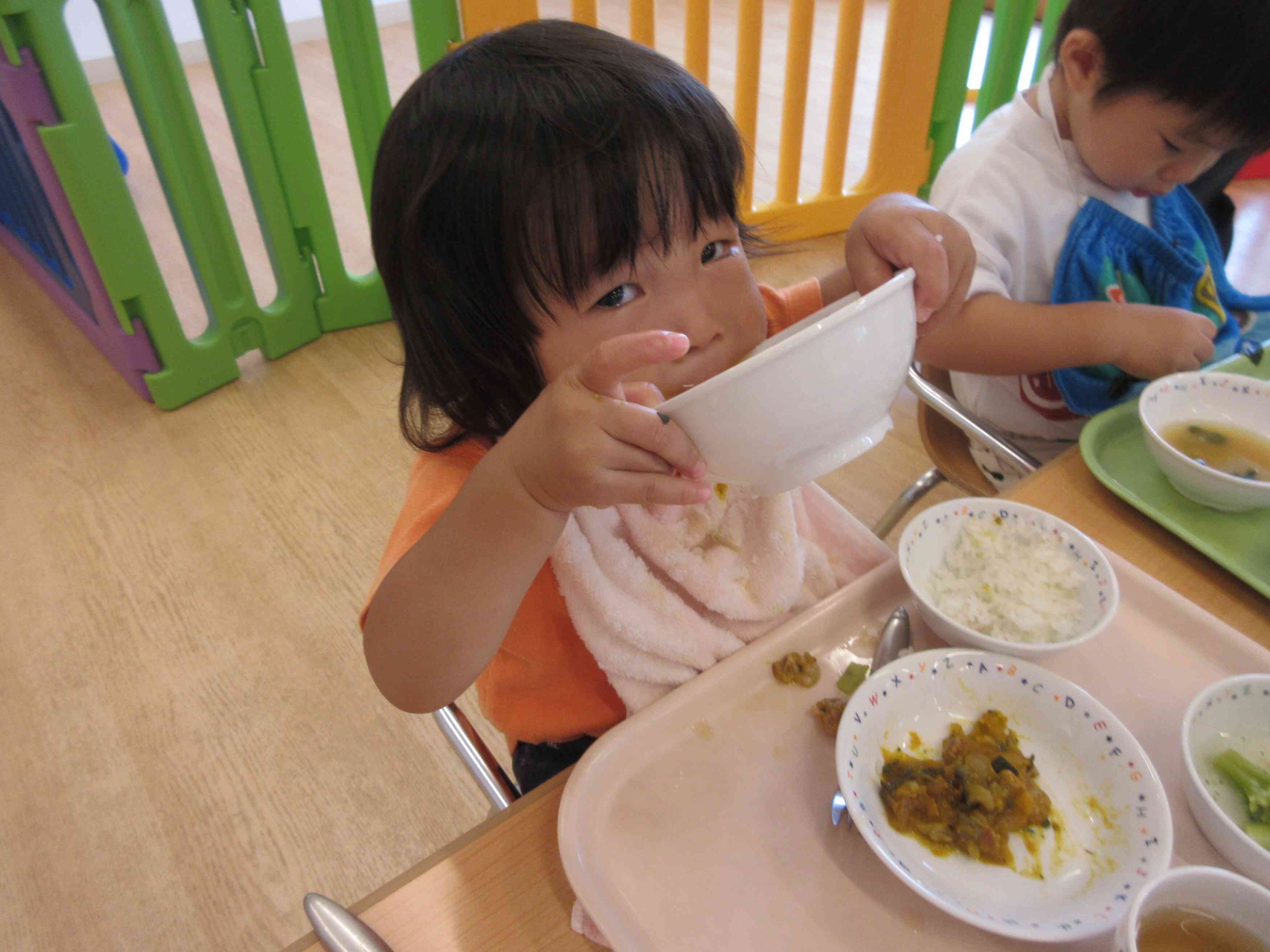 お皿を持って飲めるよ！